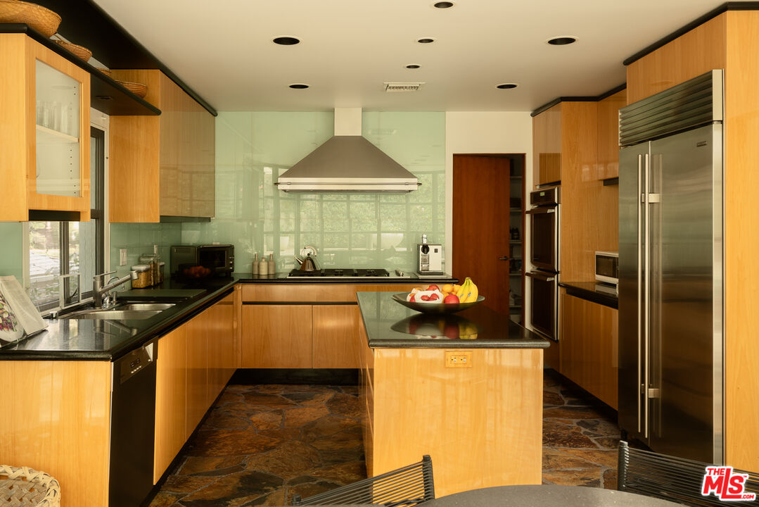 Los Angeles, California, 90049, United States, 4 Bedrooms Bedrooms, ,5 BathroomsBathrooms,Residential,For Sale,1882752