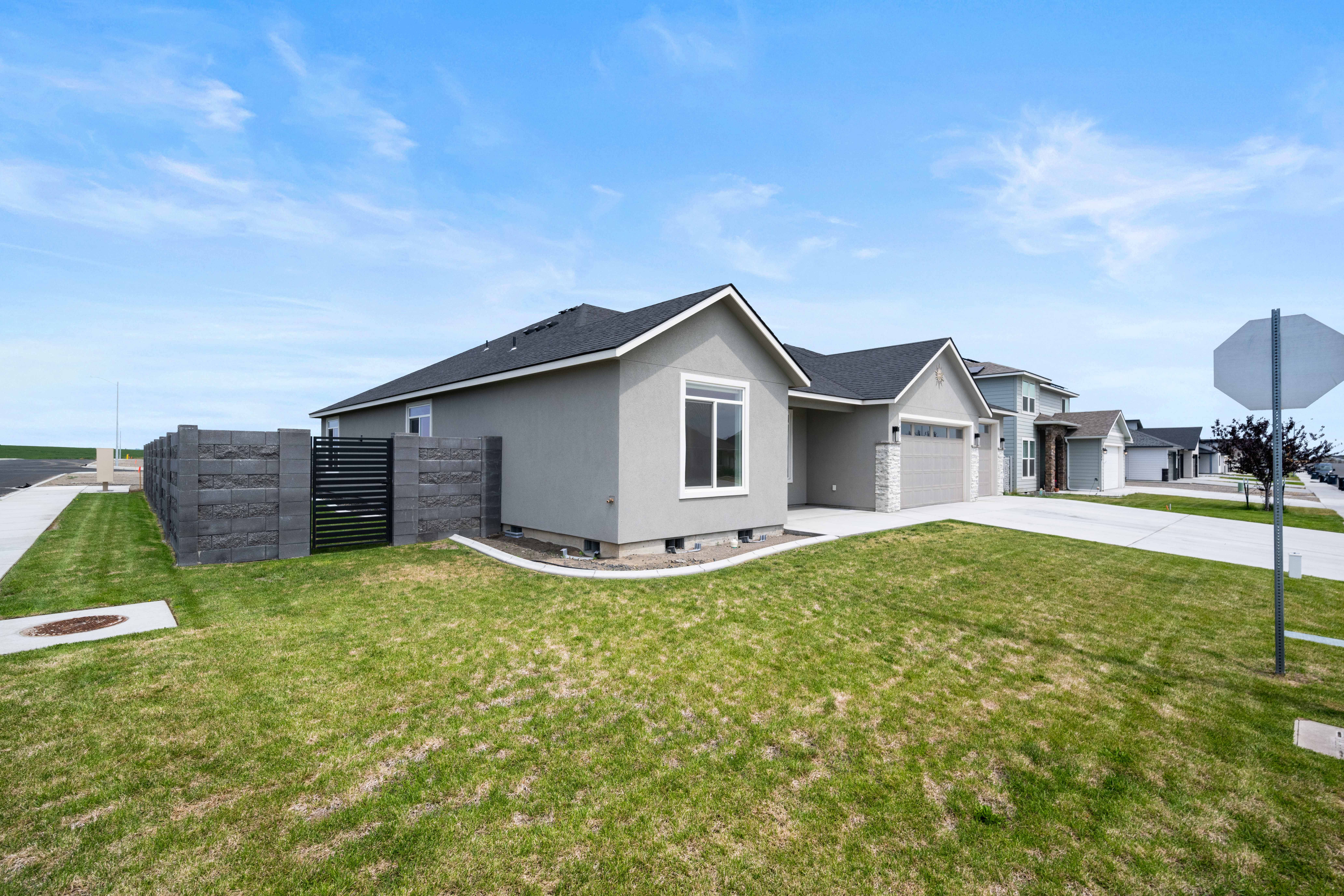  Like New, Fully Fenced, Corner Lot & 4-Car Garage - 物件實景