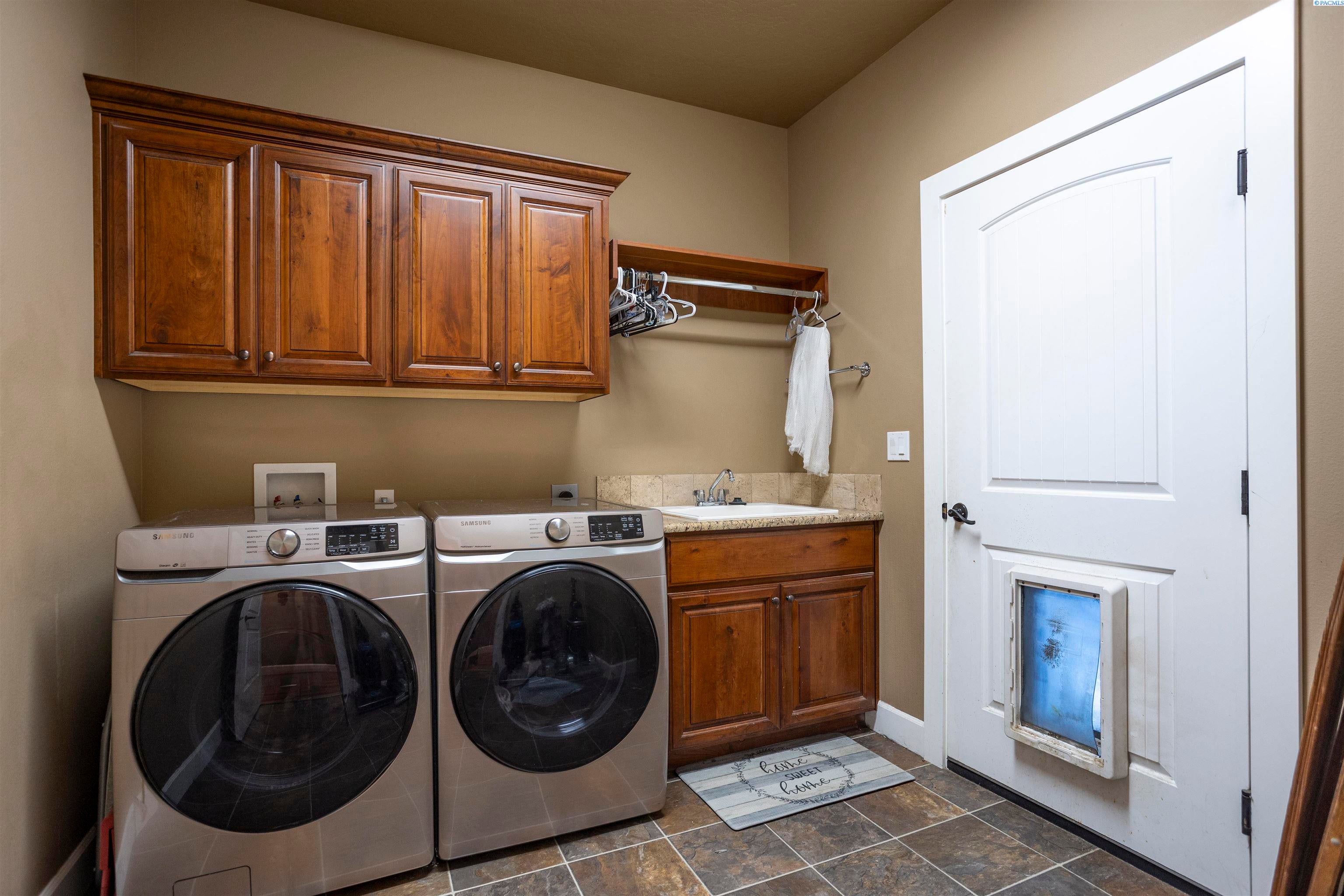 West Richland, Washington, 99353, United States, 4 Bedrooms Bedrooms, ,2 BathroomsBathrooms,Residential,For Sale,1944787