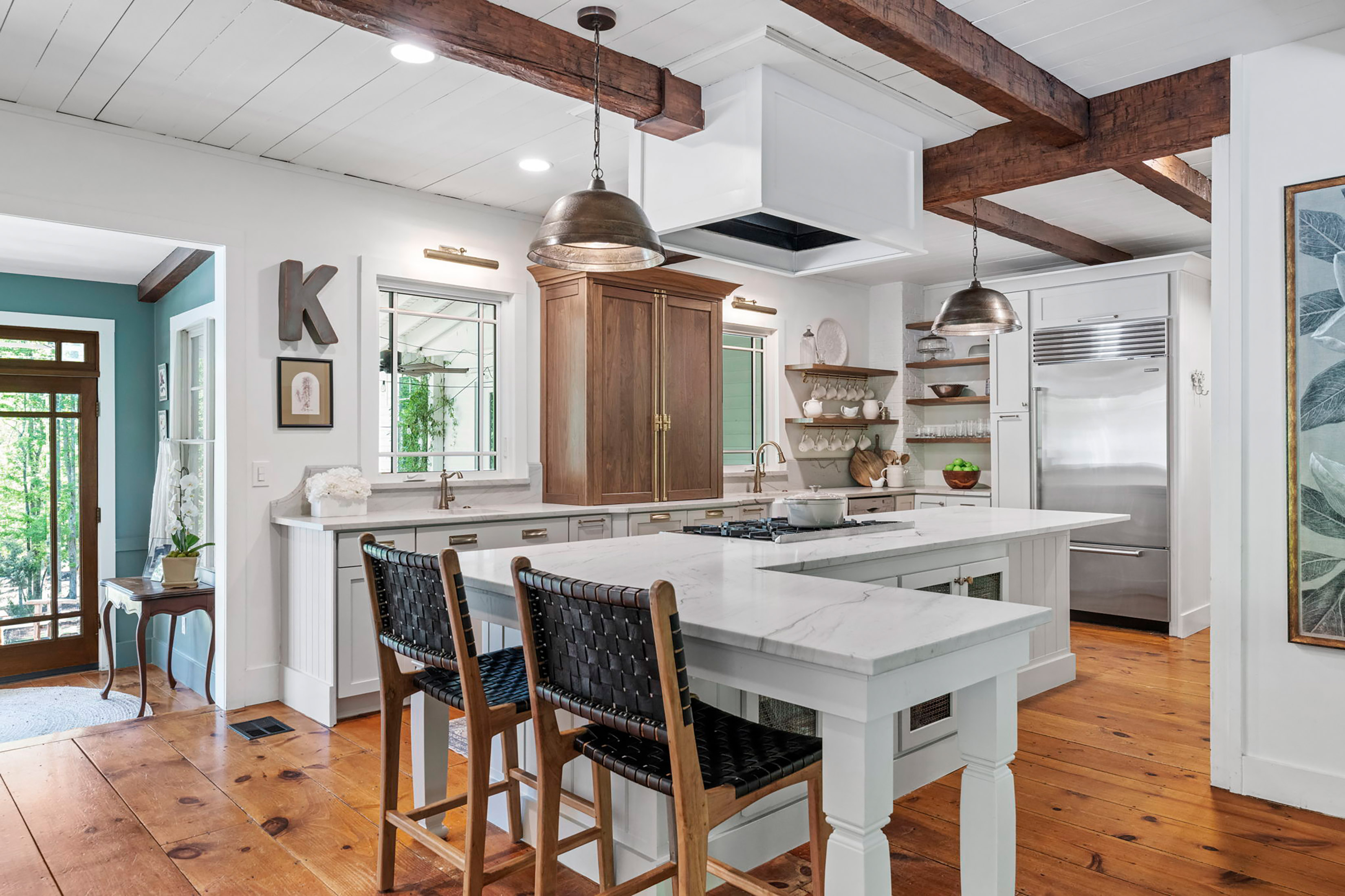  Live Timeless in Coveted Farmhouse on 4+ Private Gated Acres In Roswell - 物件實景