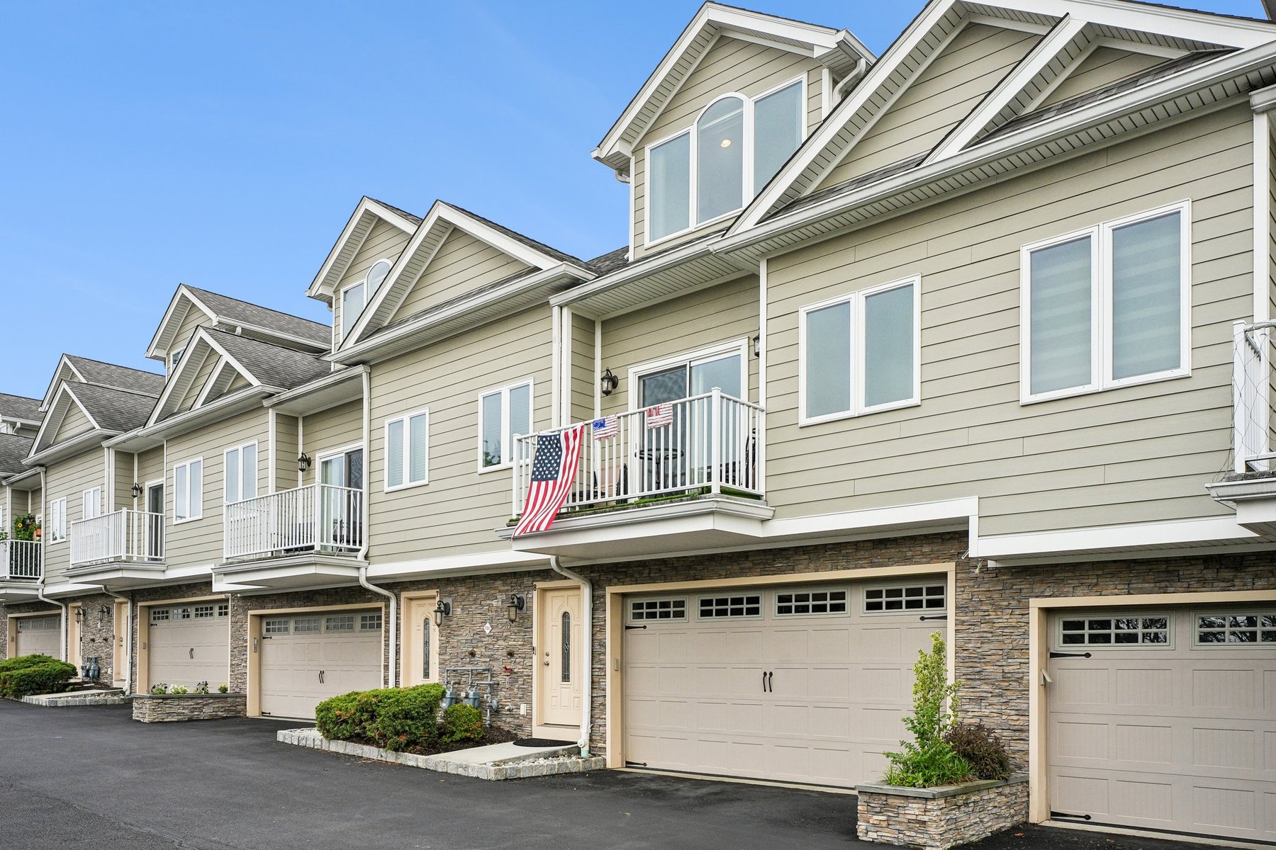  ?Steven Court Community? Meticulously Maintained Top to Bottom Townhome - 物件實景