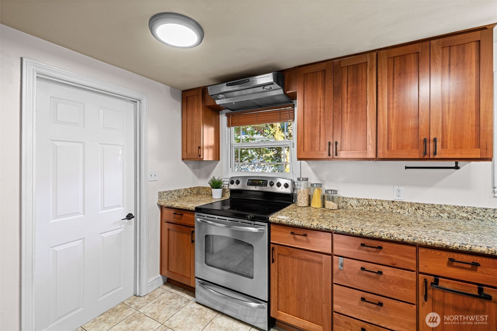 Shoreline, Washington, 98155, United States, 3 Bedrooms Bedrooms, ,1 BathroomBathrooms,Residential,For Sale,1980114