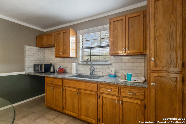 Floresville, Texas, 78114, United States, 6 Bedrooms Bedrooms, ,3 BathroomsBathrooms,Residential,For Sale,1754685