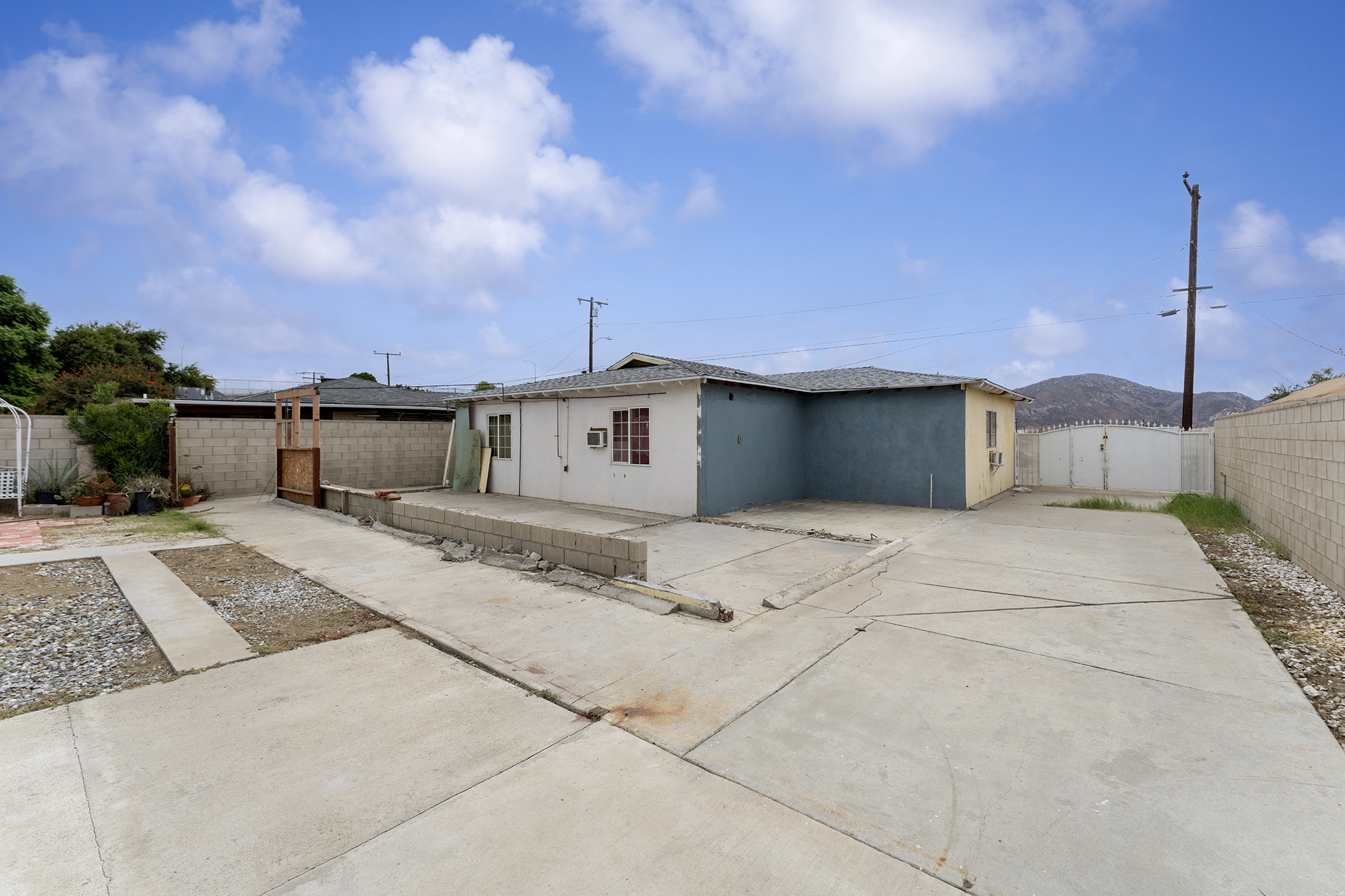 Fontana, California, 92335, United States, 2 Bedrooms Bedrooms, ,1 BathroomBathrooms,Residential,For Sale,1974316