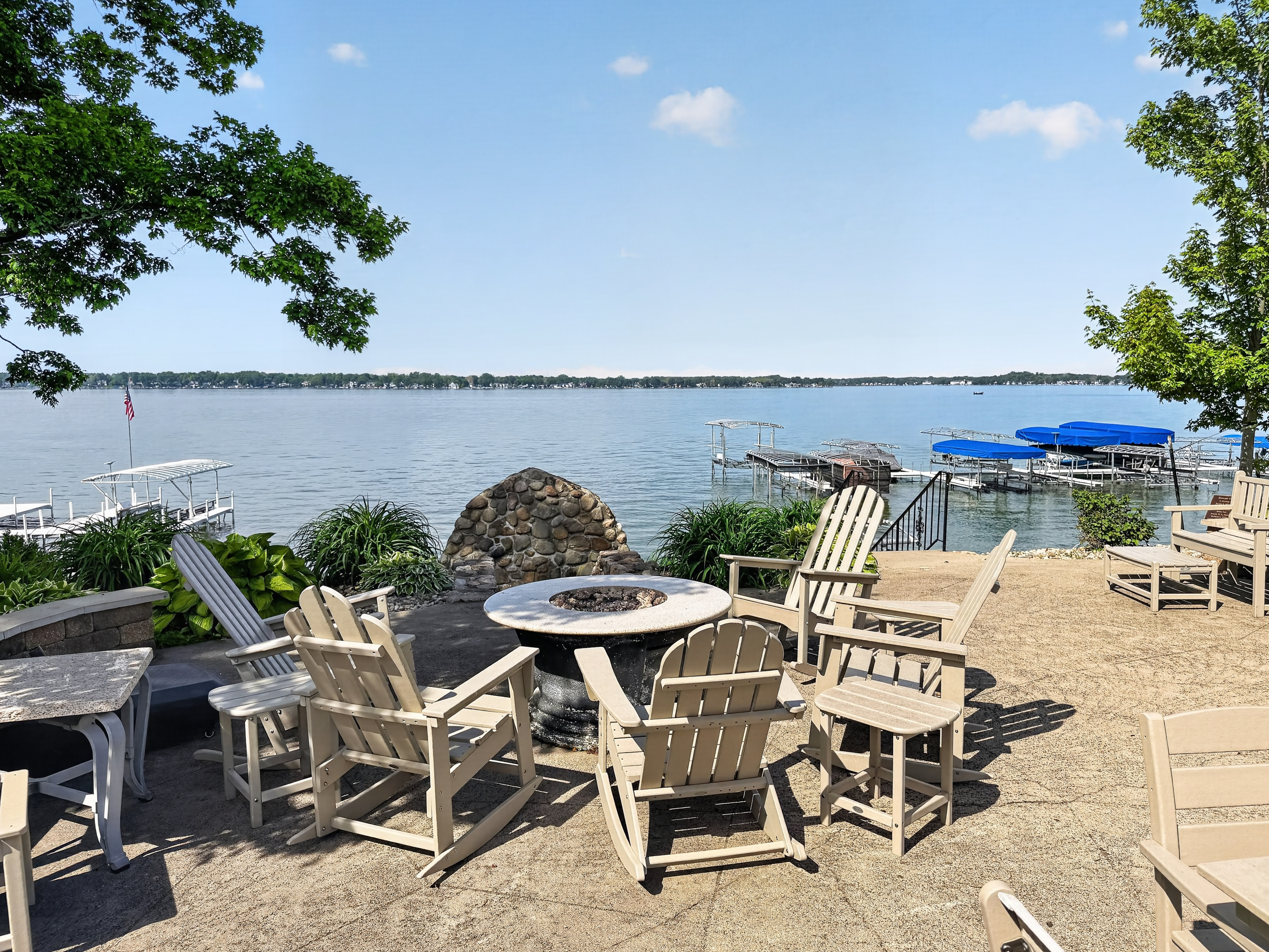  Third Floor Condo with Spectacular Lake Views - 物件實景