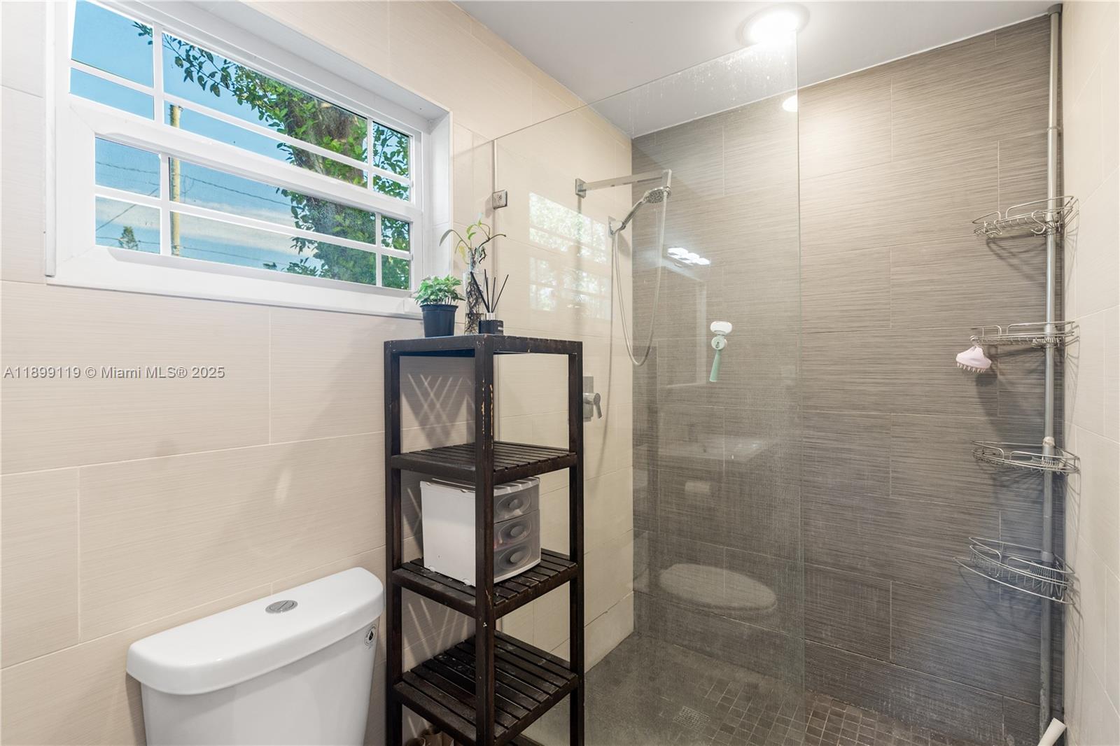 Hollywood, Florida, 33020, United States, 3 Bedrooms Bedrooms, ,2 BathroomsBathrooms,Residential,For Sale,1967684