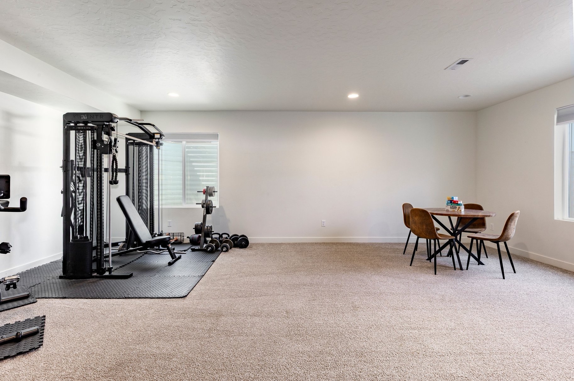  Spacious rambler with ADU. Open design and backyard made for living. - 物件實景