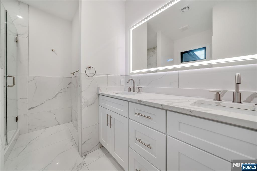 Northvale, New Jersey, 07647, United States, 6 Bedrooms Bedrooms, ,6 BathroomsBathrooms,Residential,For Sale,2003296