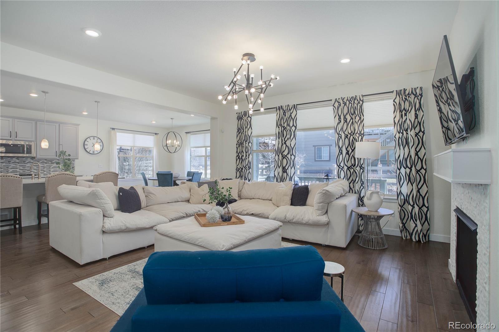 Littleton, Colorado, 80125, United States, 4 Bedrooms Bedrooms, ,3 BathroomsBathrooms,Residential,For Sale,1735899