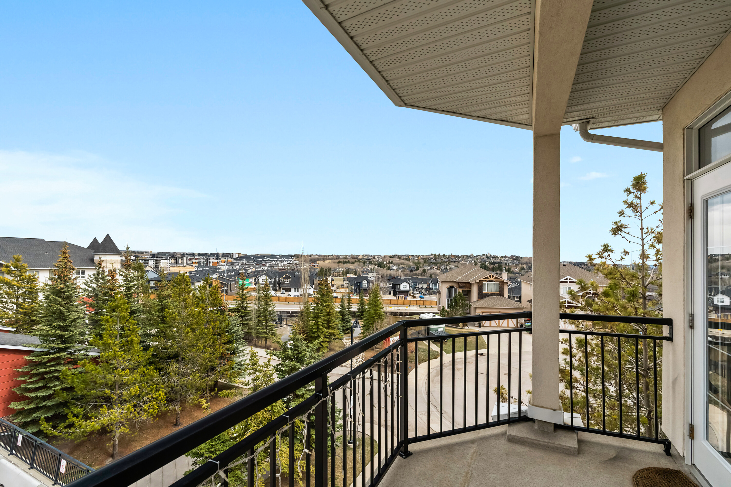  Refined Springbank Hill Living - 物件實景
