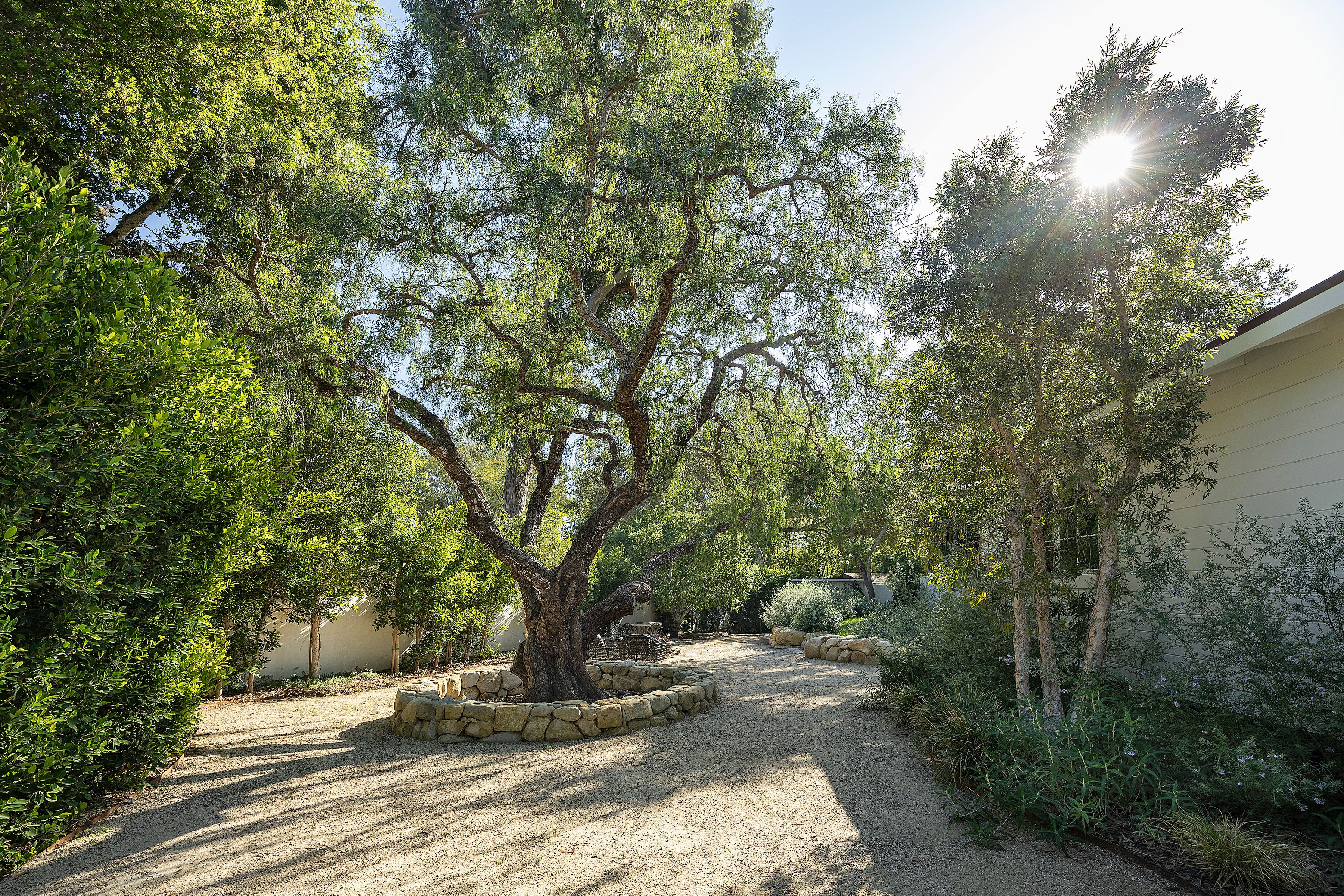  Enchanting Gated Compound - 物件實景