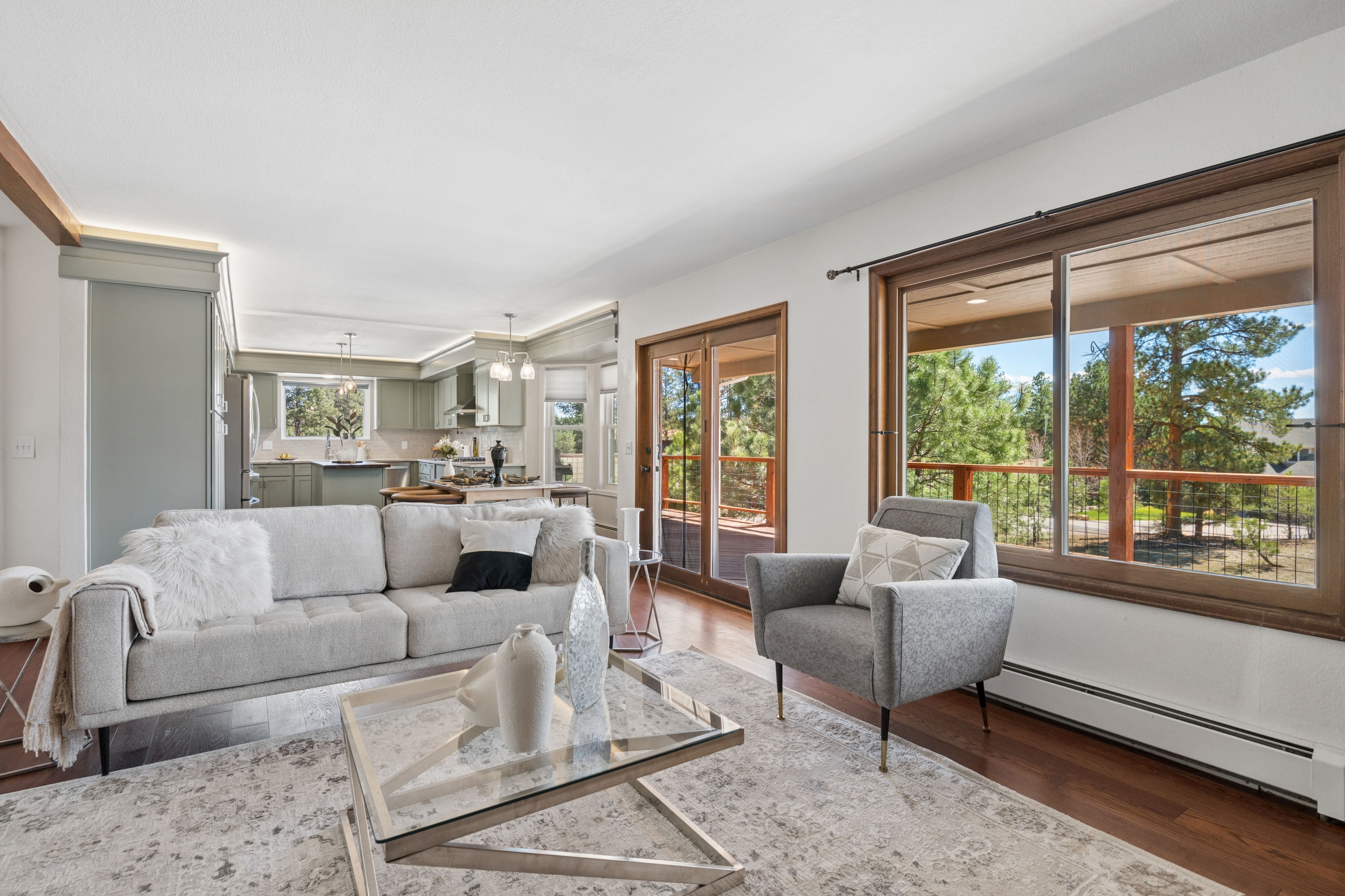  Set behind a gated entry on two and a half wooded acres - 物件實景