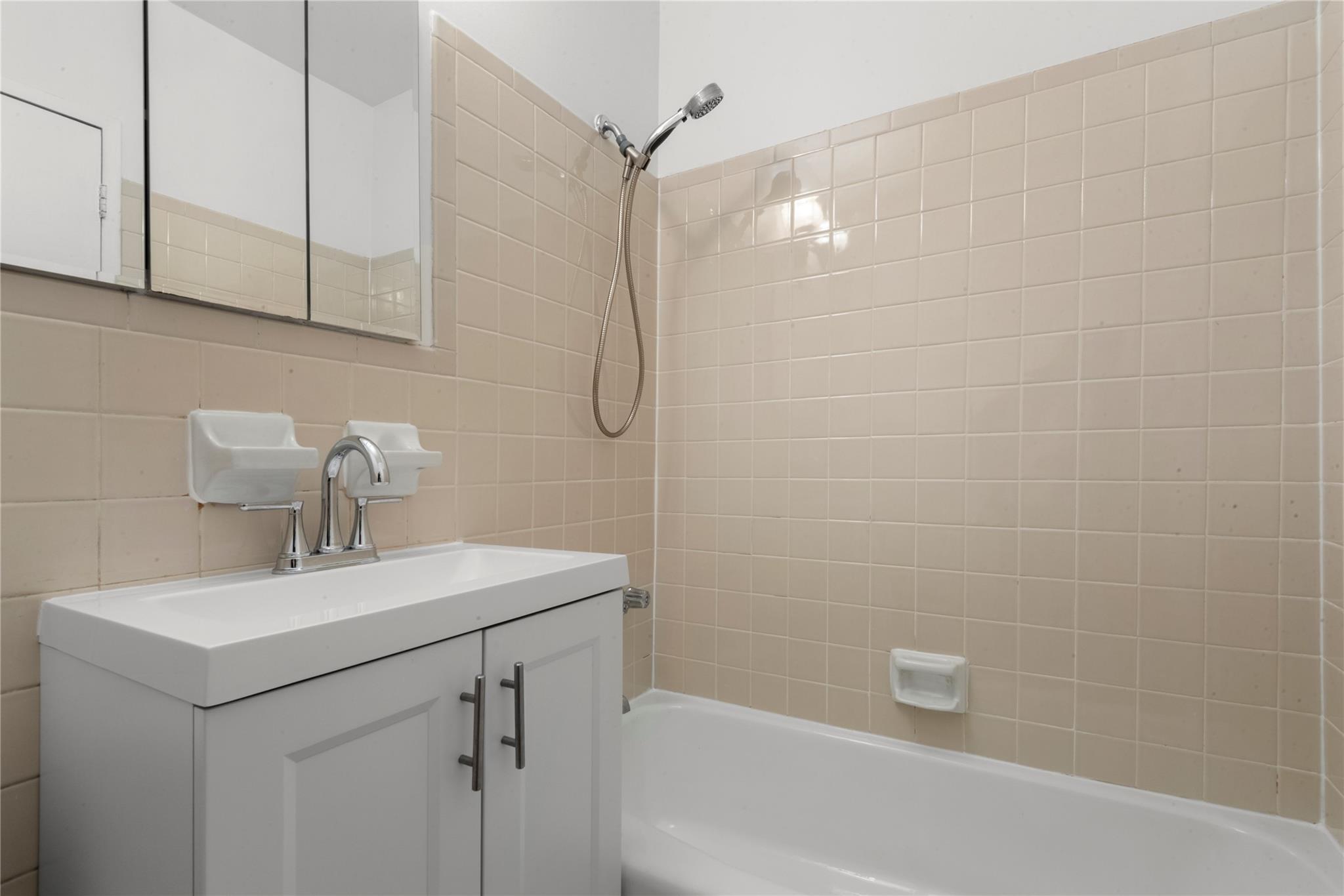 New York (Manhattan), New York, 10040, United States, 2 Bedrooms Bedrooms, ,2 BathroomsBathrooms,Residential,For Sale,1837664