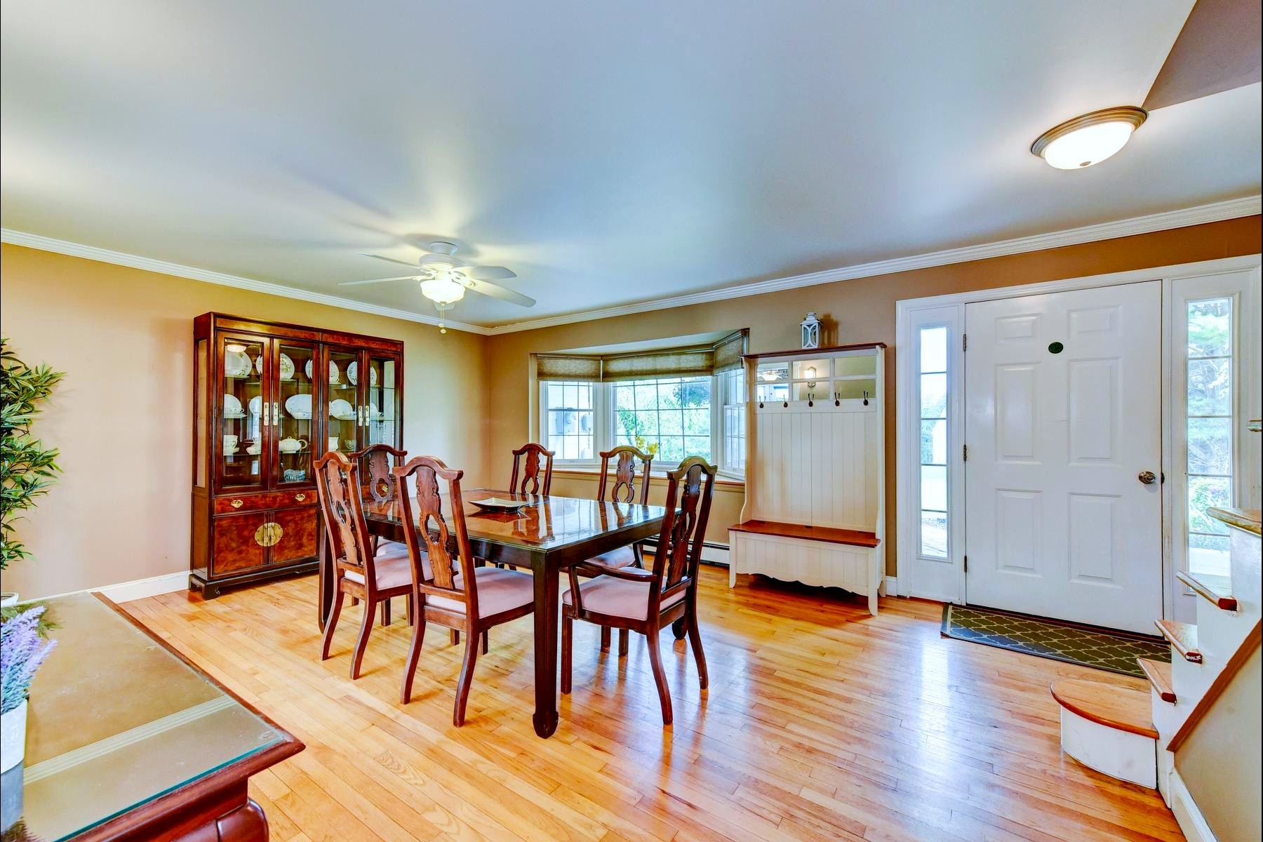  ?Glenwood? Neighborhood Colonial Offers Privacy and Flexibility - 物件實景