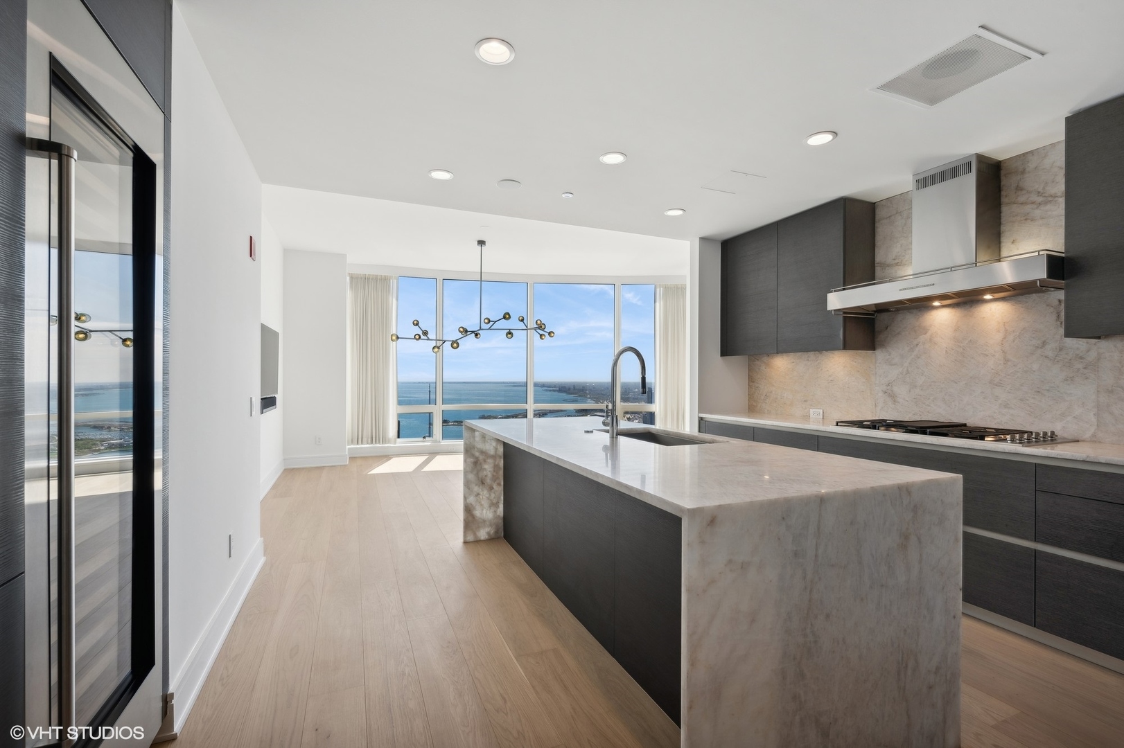 Chicago, Illinois, 60611, United States, 3 Bedrooms Bedrooms, ,4 BathroomsBathrooms,Residential,For Sale,1908723