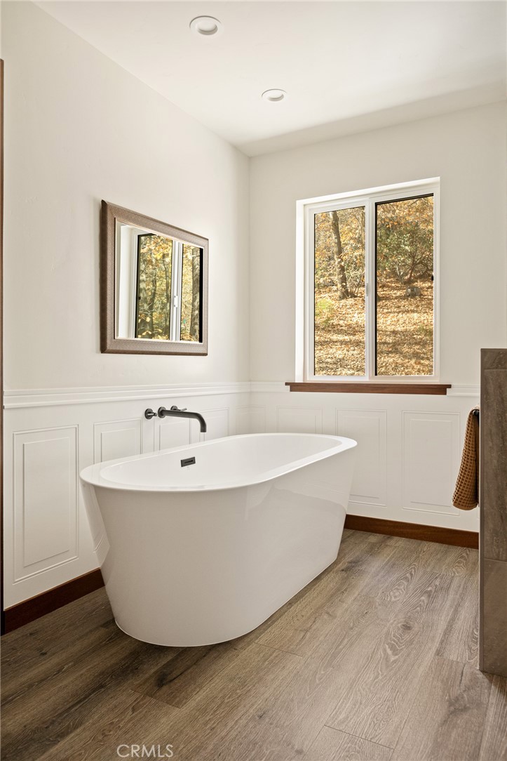 Lake Arrowhead, California, 92352, United States, 4 Bedrooms Bedrooms, ,5 BathroomsBathrooms,Residential,For Sale,1989465