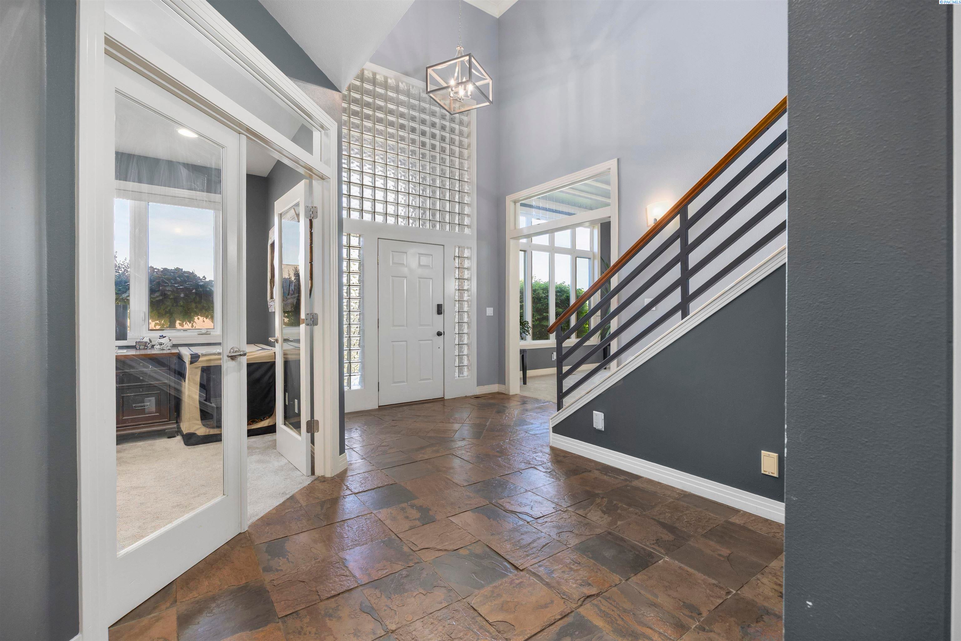 Kennewick, Washington, 99337, United States, 6 Bedrooms Bedrooms, ,4 BathroomsBathrooms,Residential,For Sale,1979182