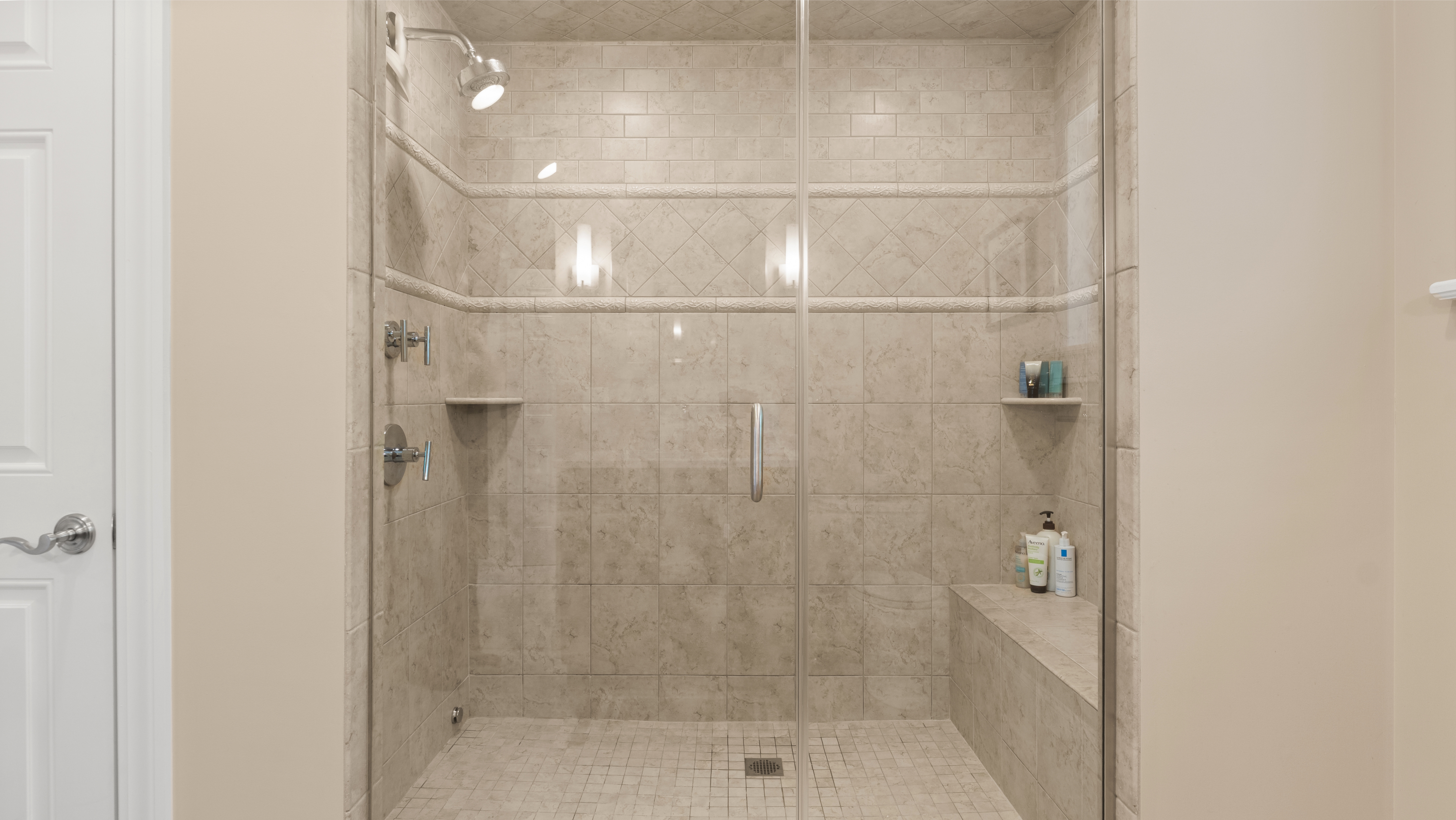  2008 4-Bed, 4-Bath Classic Home with Open Floor Plan and 3 Levels of Living Spac - 物件實景
