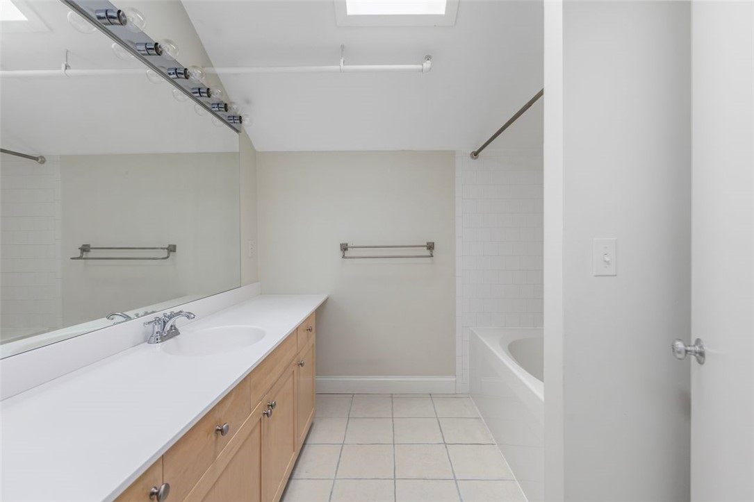 Providence, Rhode Island, 02903, United States, 1 Bedroom Bedrooms, ,2 BathroomsBathrooms,Residential,For Sale,1917986