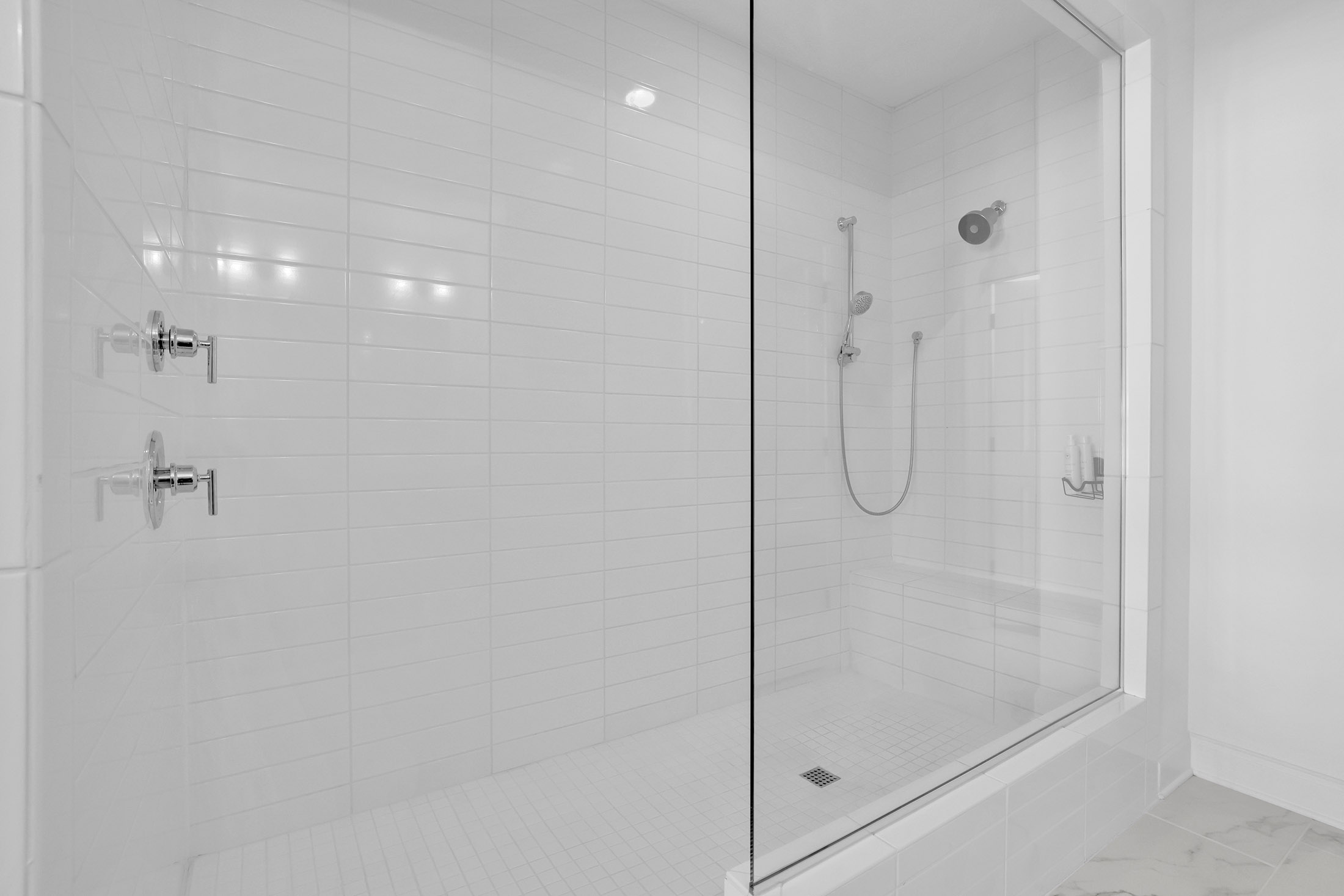  Thoughtfully Designed Townhome in Gated Enclave - 物件實景