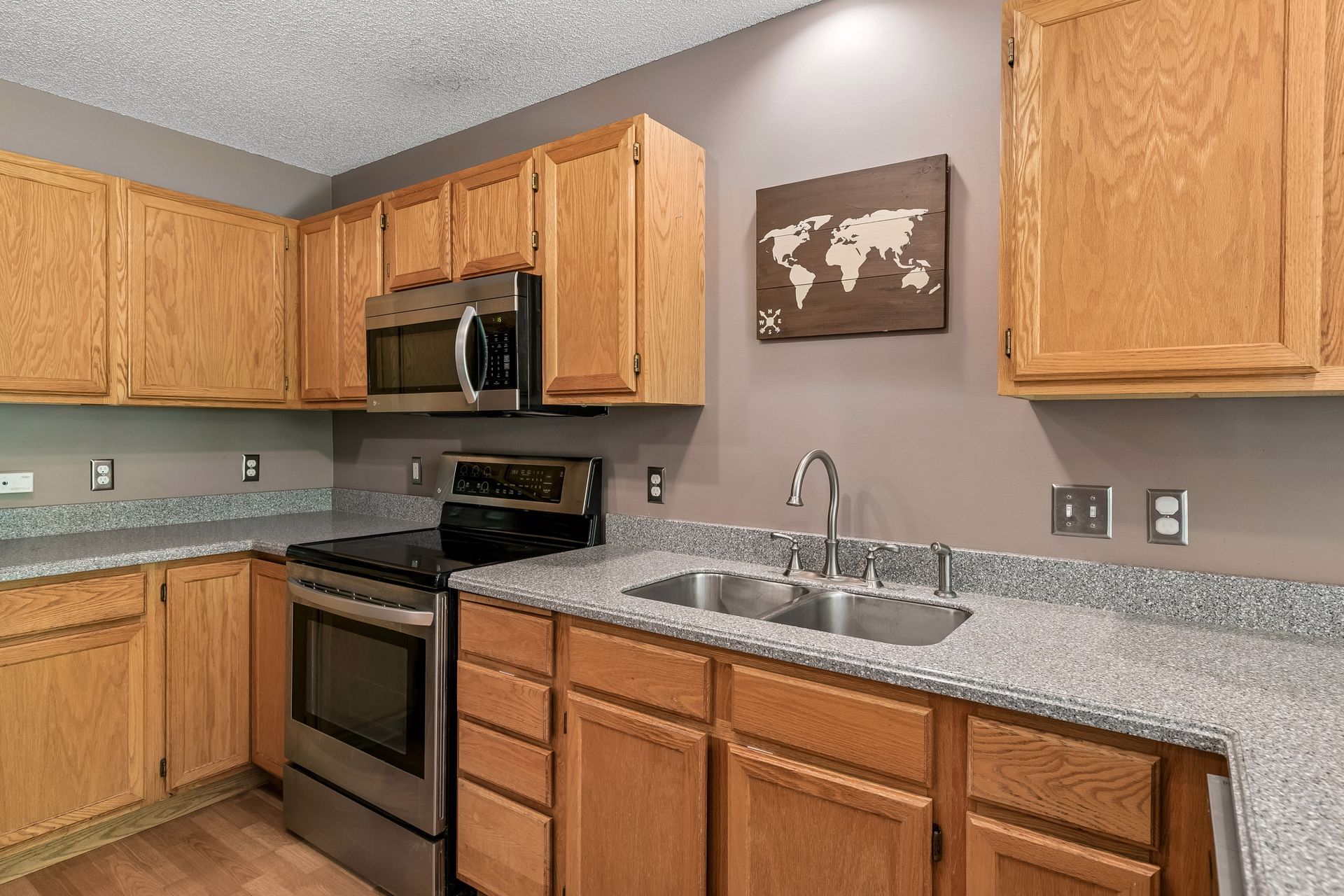  Private Woodland Townhome Near Parks and Recreation - 物件實景