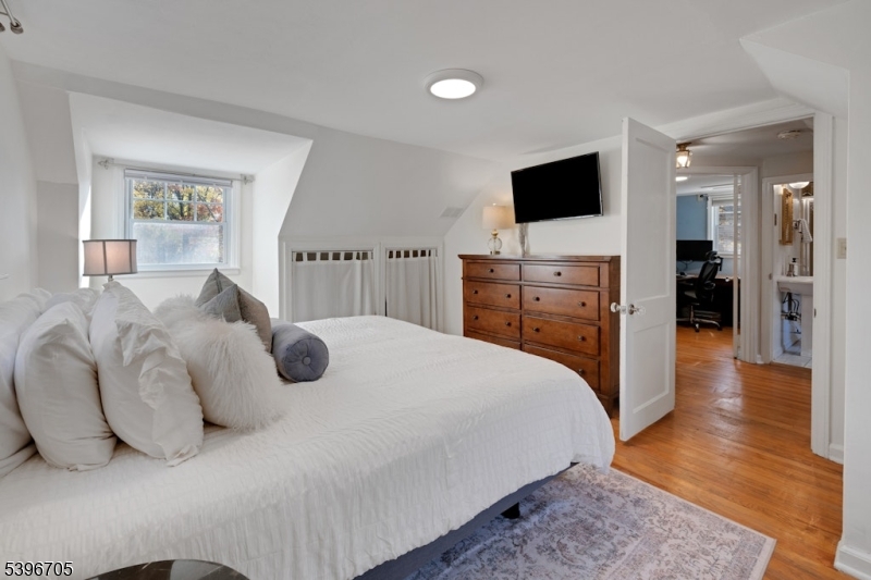 Mountain Lakes Boro, New Jersey, 07046, United States, 3 Bedrooms Bedrooms, ,2 BathroomsBathrooms,Residential,For Sale,1991088