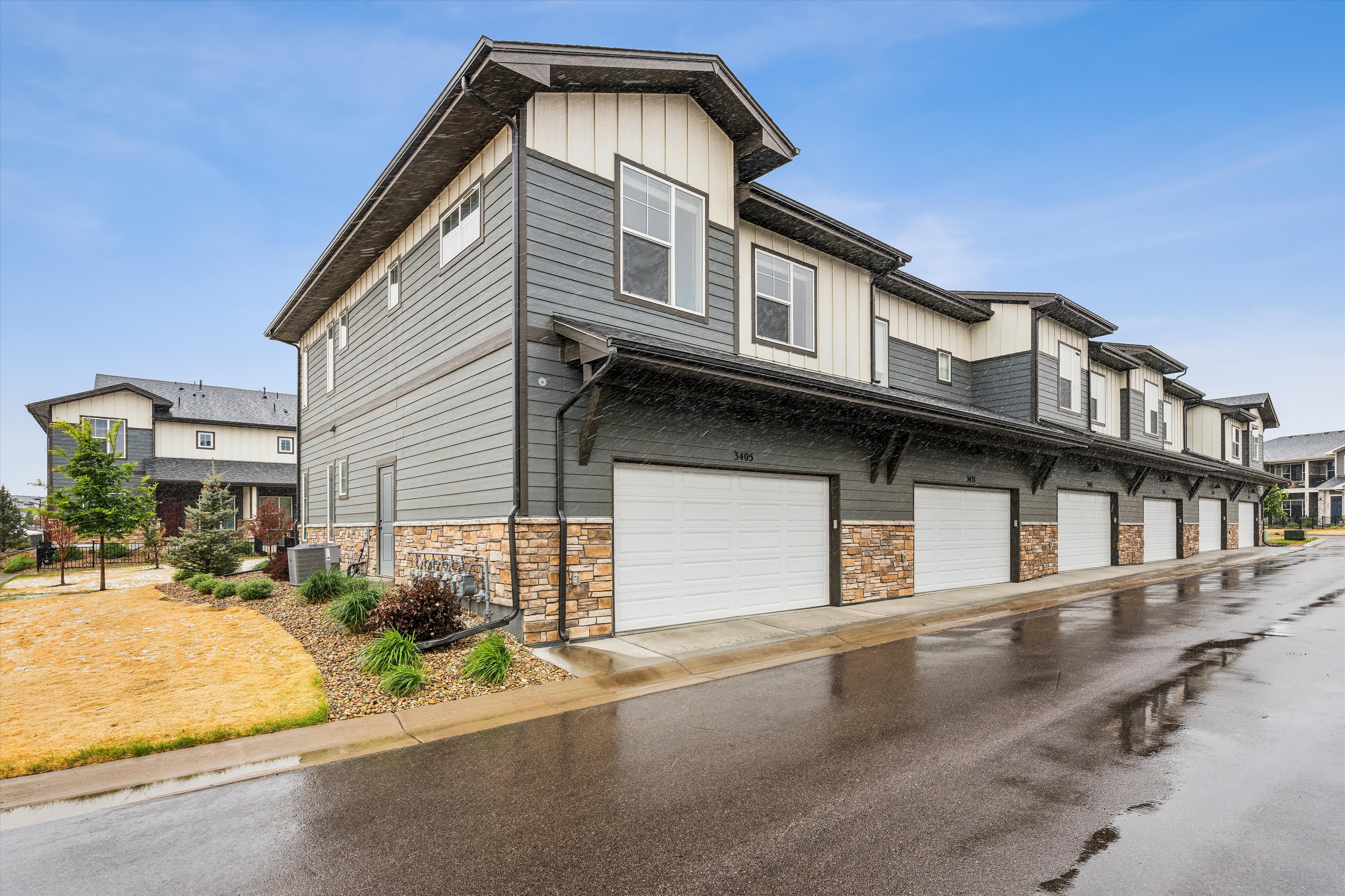  Beautifully Maintained 3-Bed, 3-Bath End Unit Home with an Attached 2-Car Garage - 物件實景