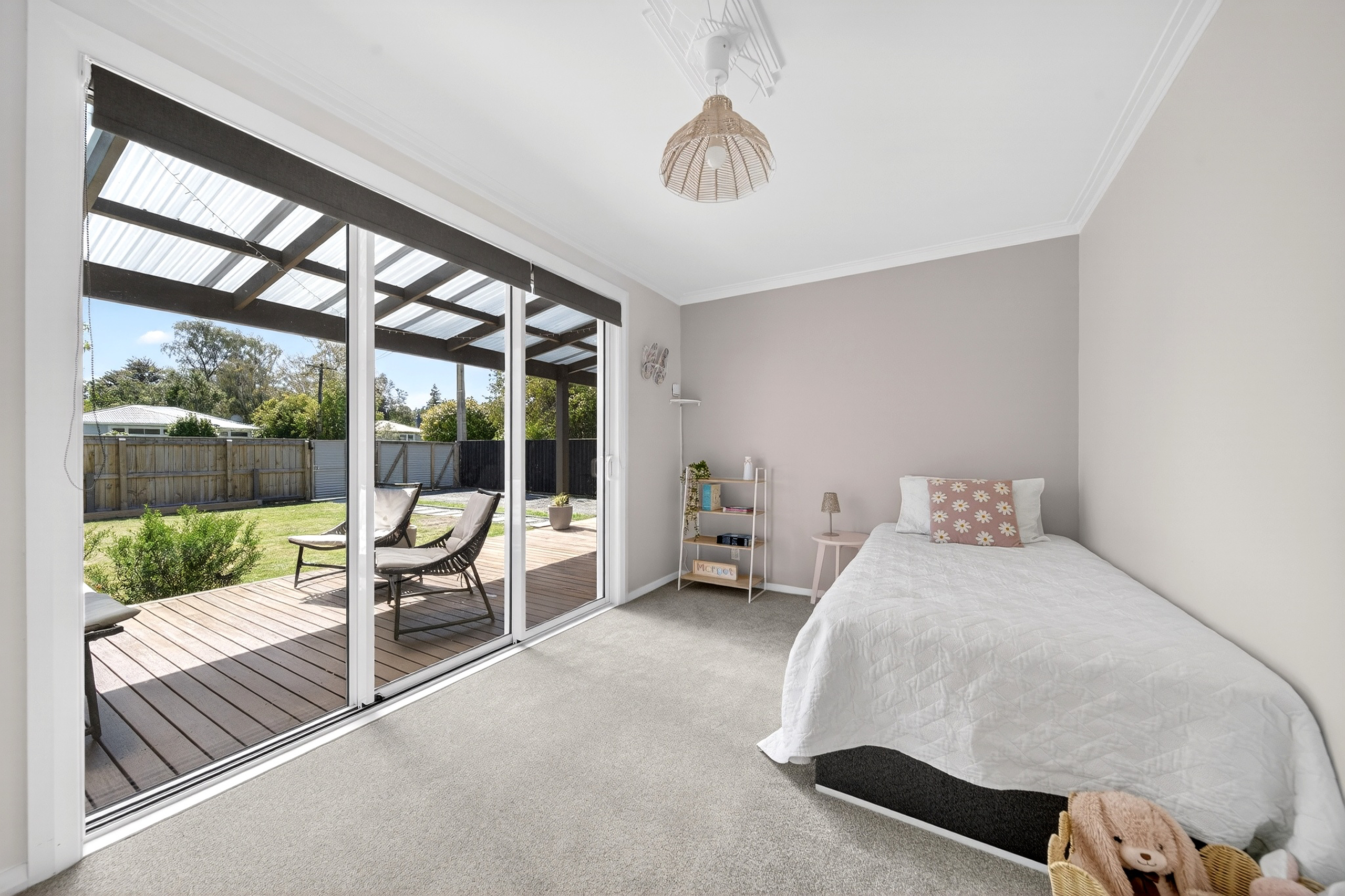  Family Living with Poolside Entertaining - 物件實景