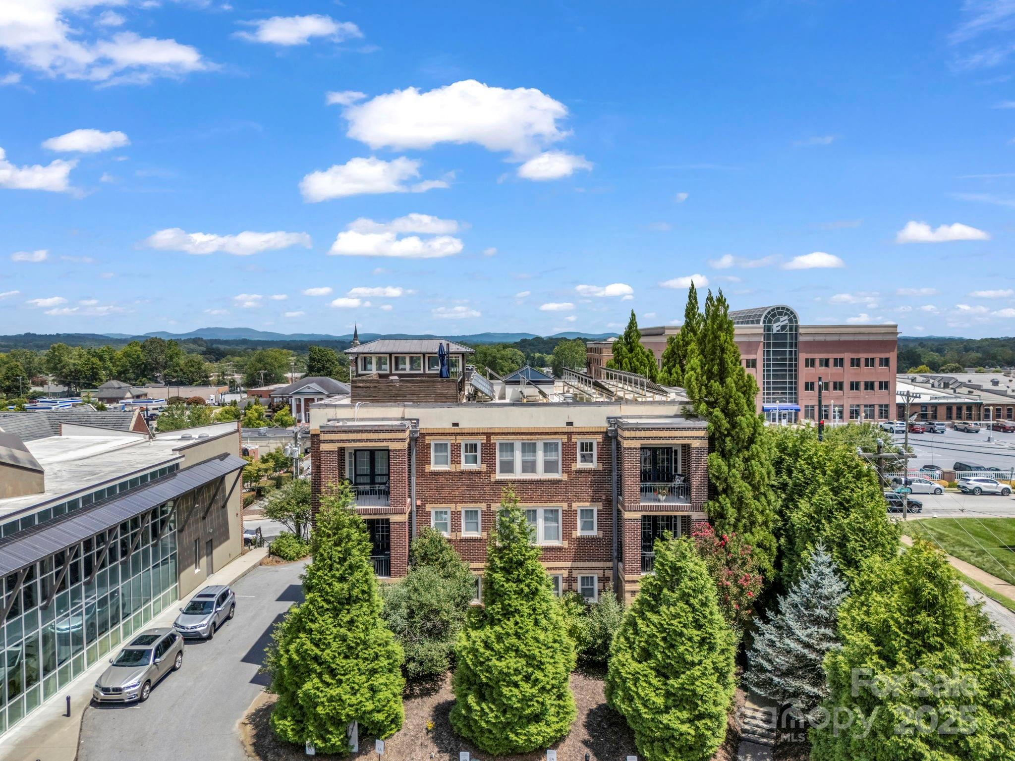 Hendersonville, North Carolina, 28739, United States, 2 Bedrooms Bedrooms, ,2 BathroomsBathrooms,Residential,For Sale,1980829