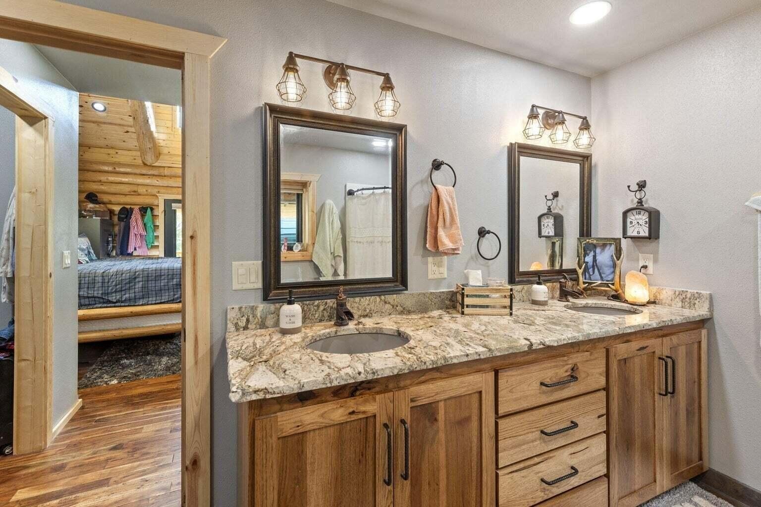 Canyonville, Oregon, 97417, United States, 2 Bedrooms Bedrooms, ,2 BathroomsBathrooms,Residential,For Sale,1981703