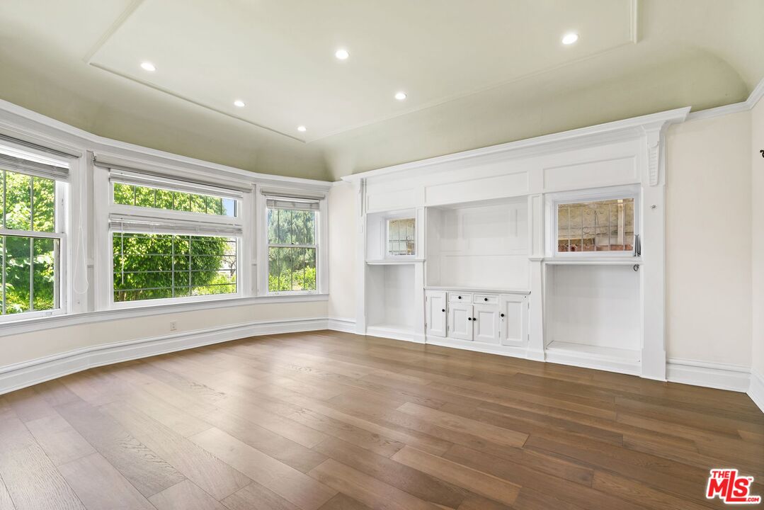 Los Angeles, California, 90006, United States, 7 Bedrooms Bedrooms, ,6 BathroomsBathrooms,Residential,For Sale,1848318