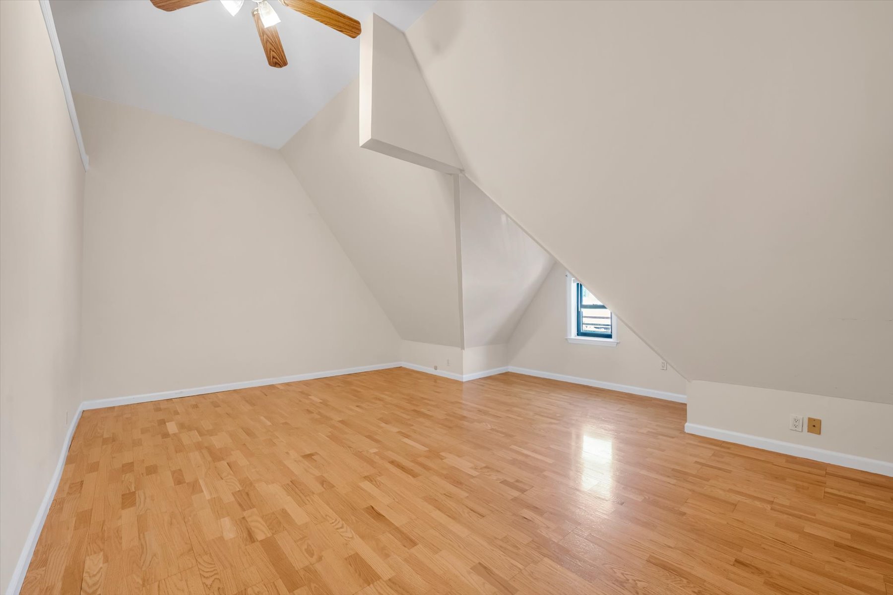  ?RENOVATED FOREST CLOSE ATTACHED BRICK TOWNHOUSE? - 物件實景