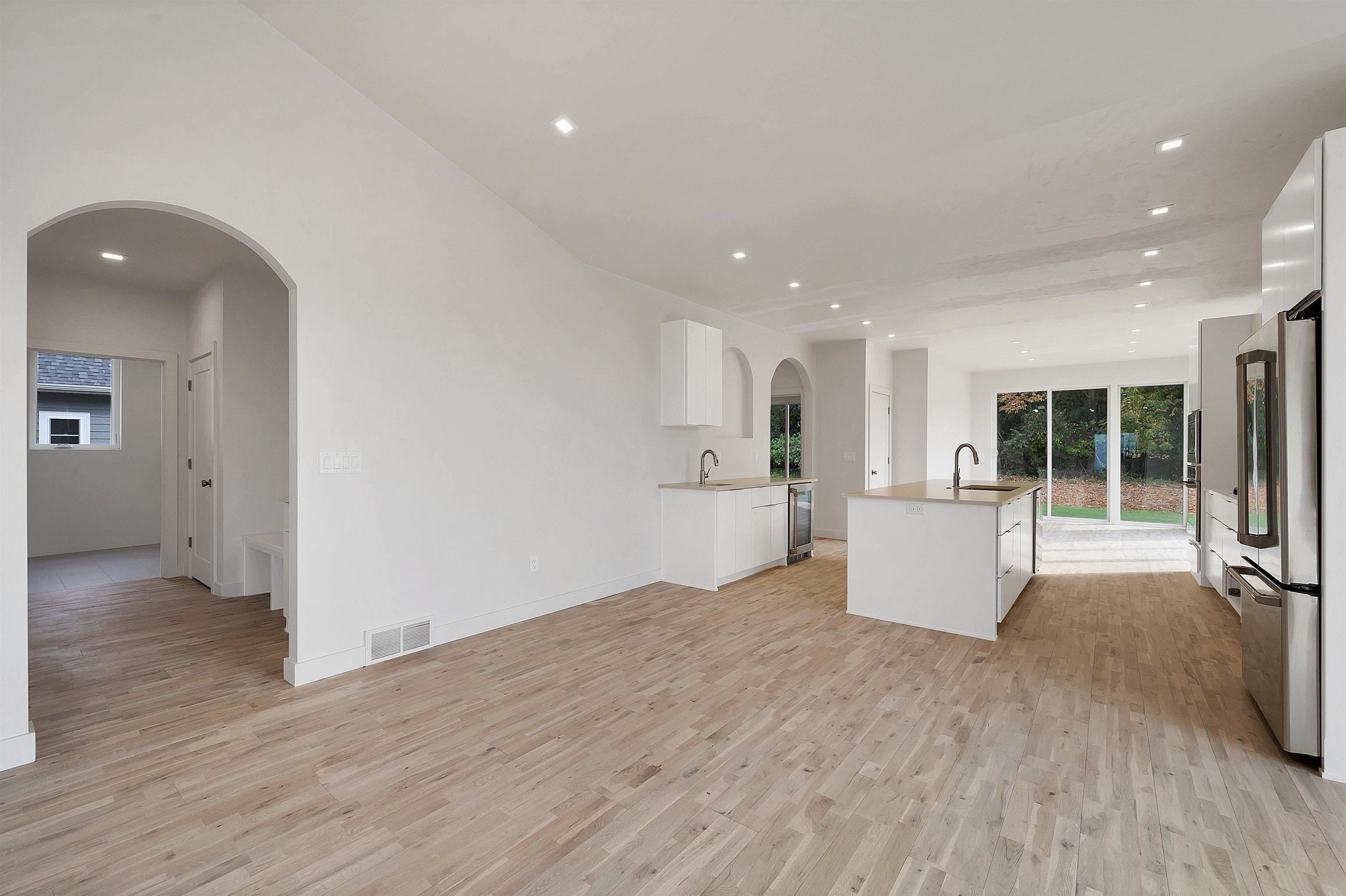 DE PERE, Wisconsin, 54115, United States, 2 Bedrooms Bedrooms, ,3 BathroomsBathrooms,Residential,For Sale,2005271