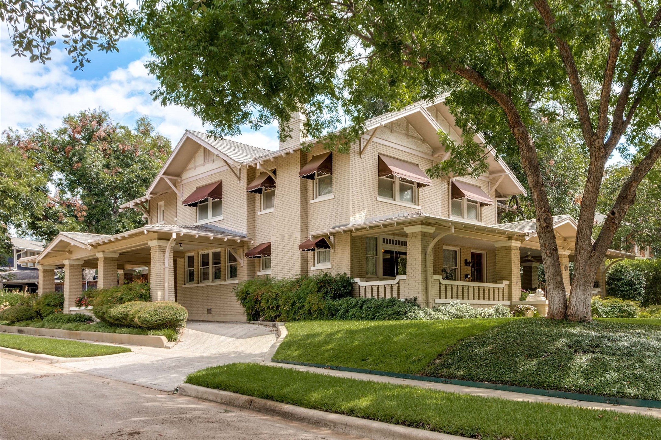 Fort Worth, Texas, 76110, United States, 4 Bedrooms Bedrooms, ,3 BathroomsBathrooms,Residential,For Sale,1940133