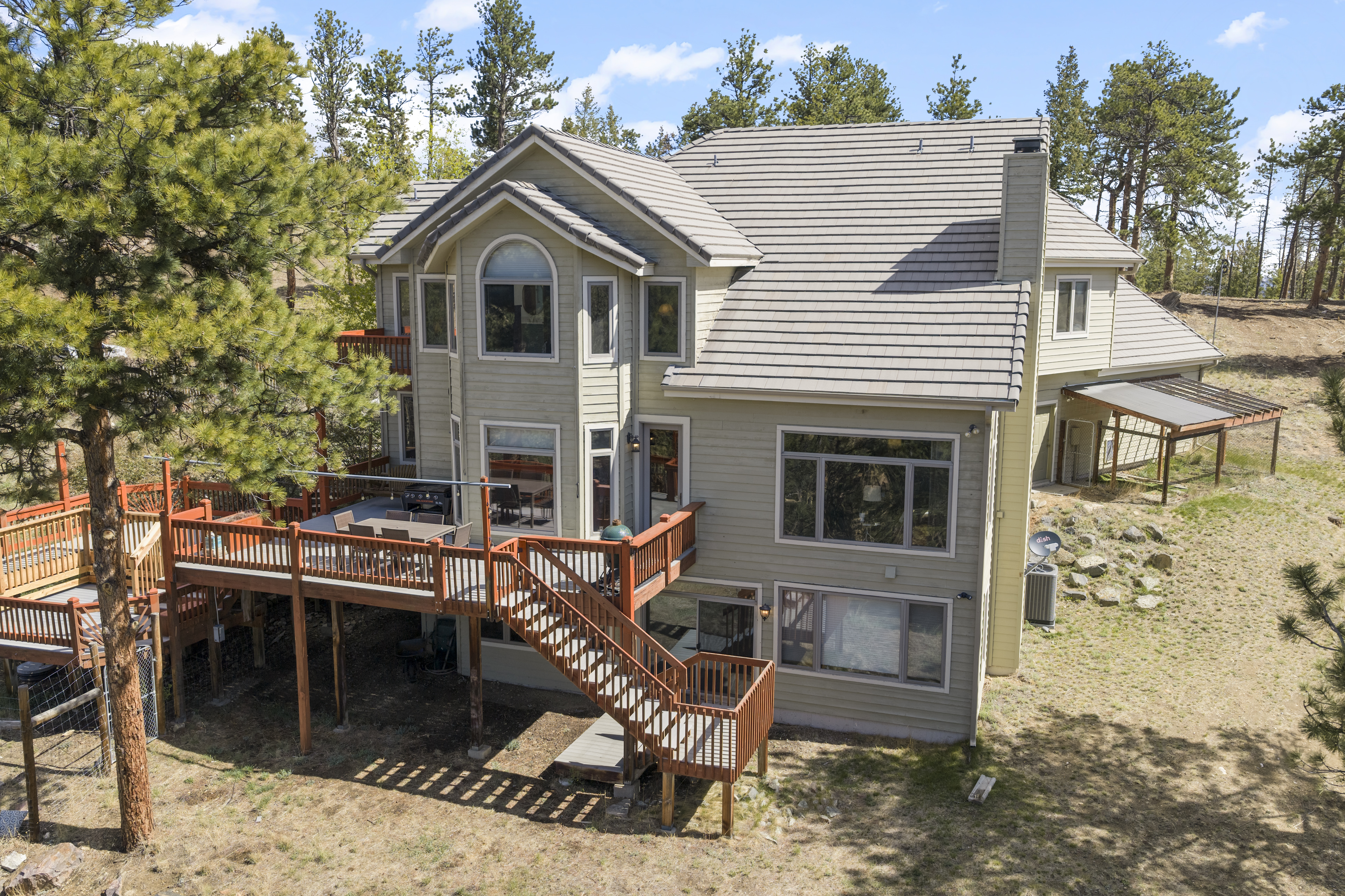  Set on 10+ private acres in the sought-after Ruby Ranch enclave - 物件實景