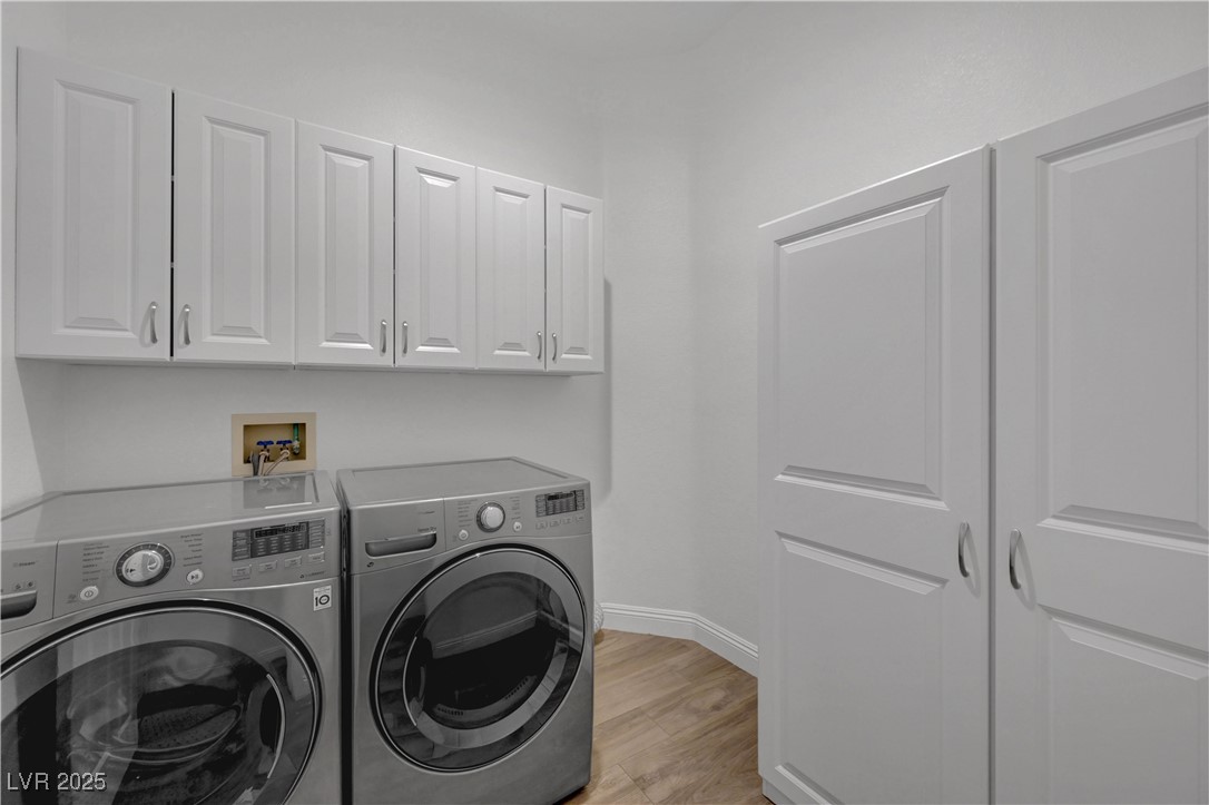 Henderson, Nevada, 89052, United States, 5 Bedrooms Bedrooms, ,2 BathroomsBathrooms,Residential,For Sale,1897207