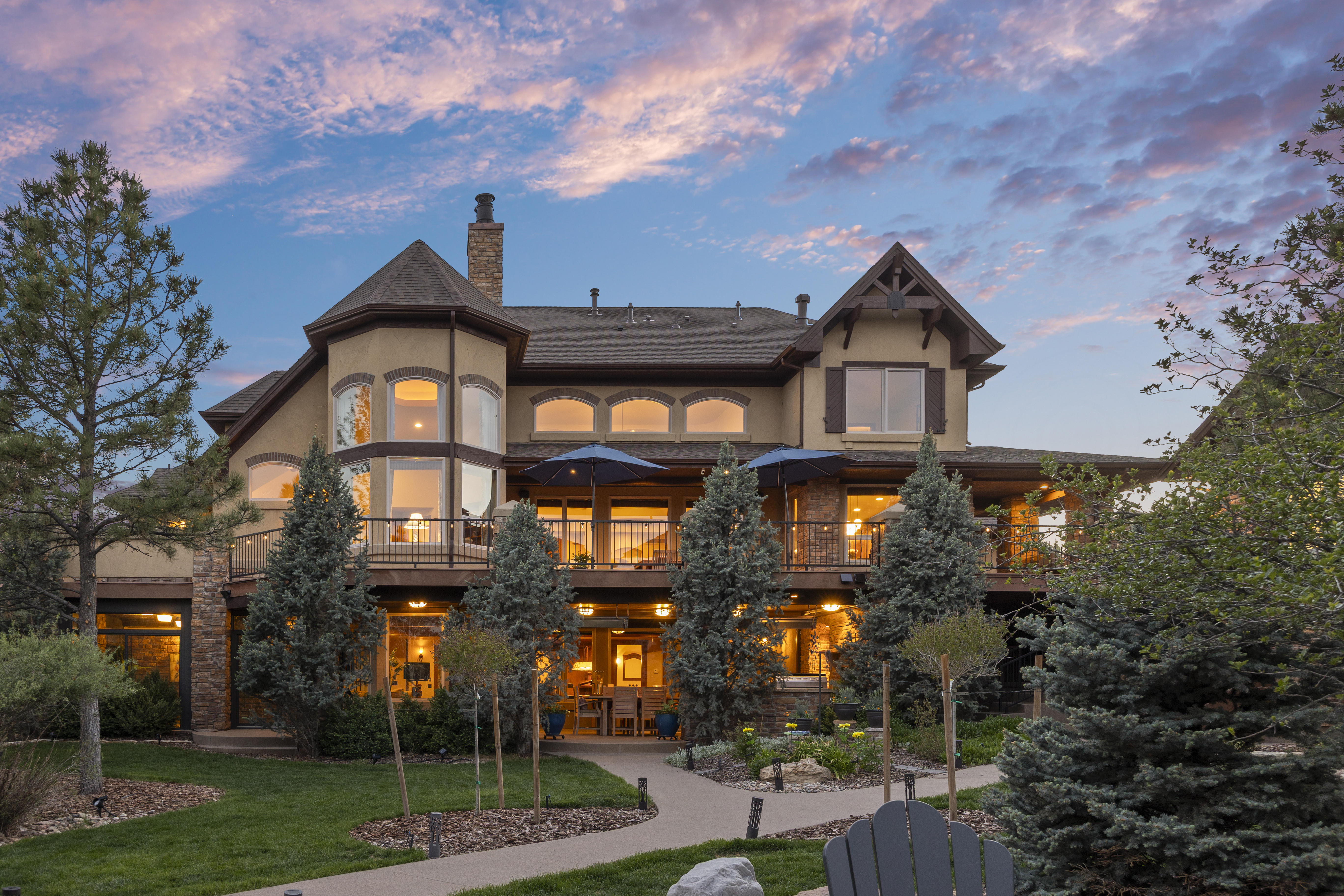  This Mountain Traditional residence is defined by its grand scale, - 物件實景