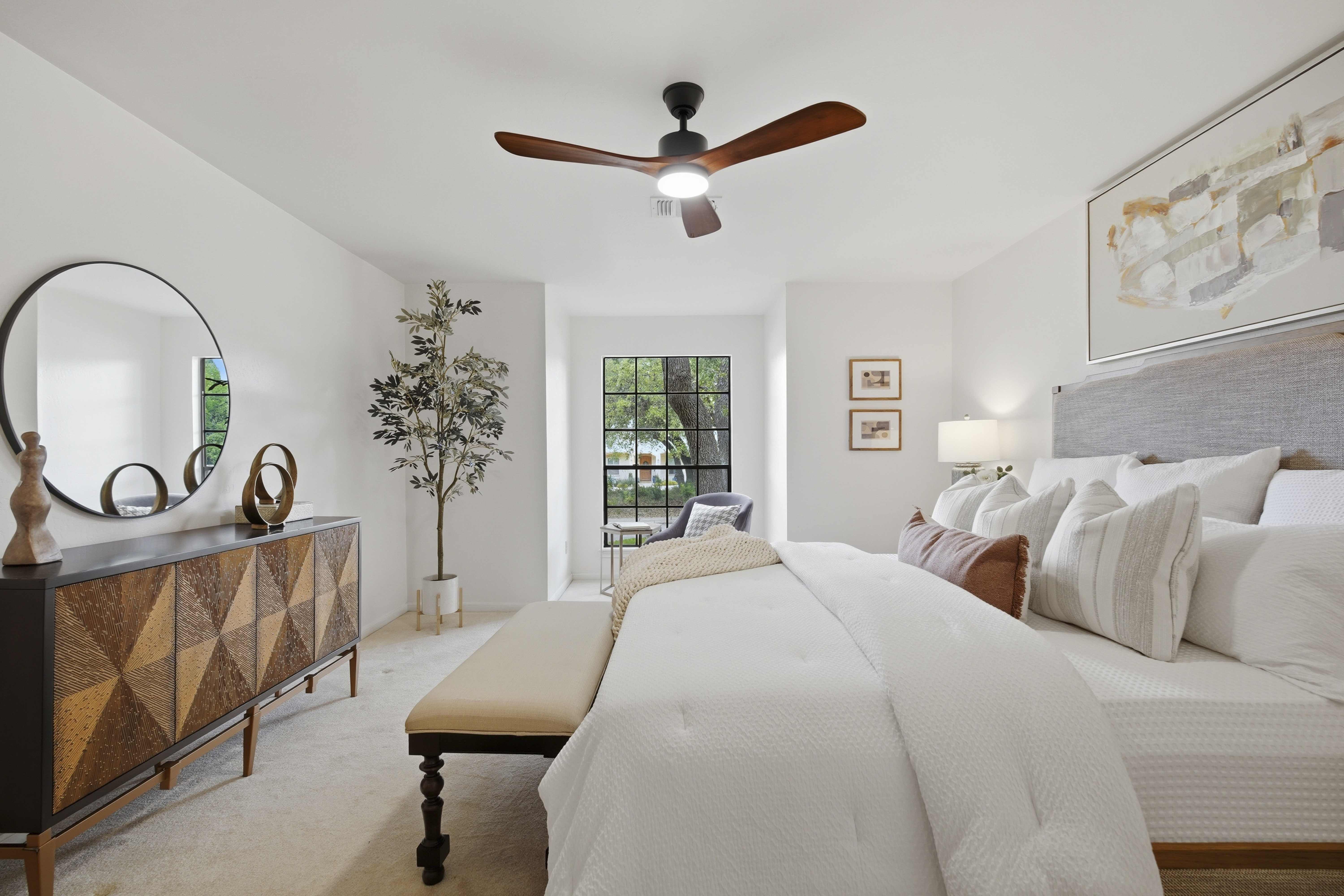  Custom Home with Private Backyard Oasis - 物件實景