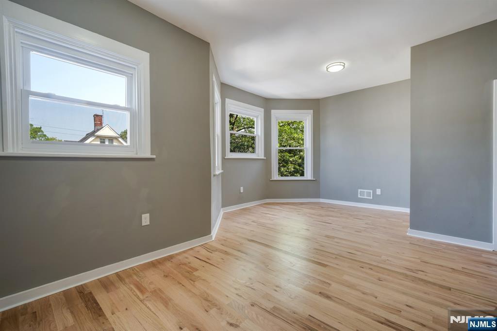 Newark, New Jersey, 07103, United States, 6 Bedrooms Bedrooms, ,3 BathroomsBathrooms,Residential,For Sale,1897498