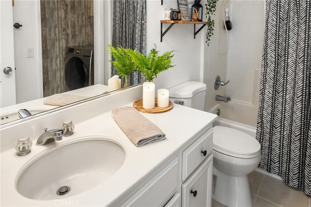 Lake Forest, California, 92610, United States, 2 Bedrooms Bedrooms, ,2 BathroomsBathrooms,Residential,For Sale,1846936