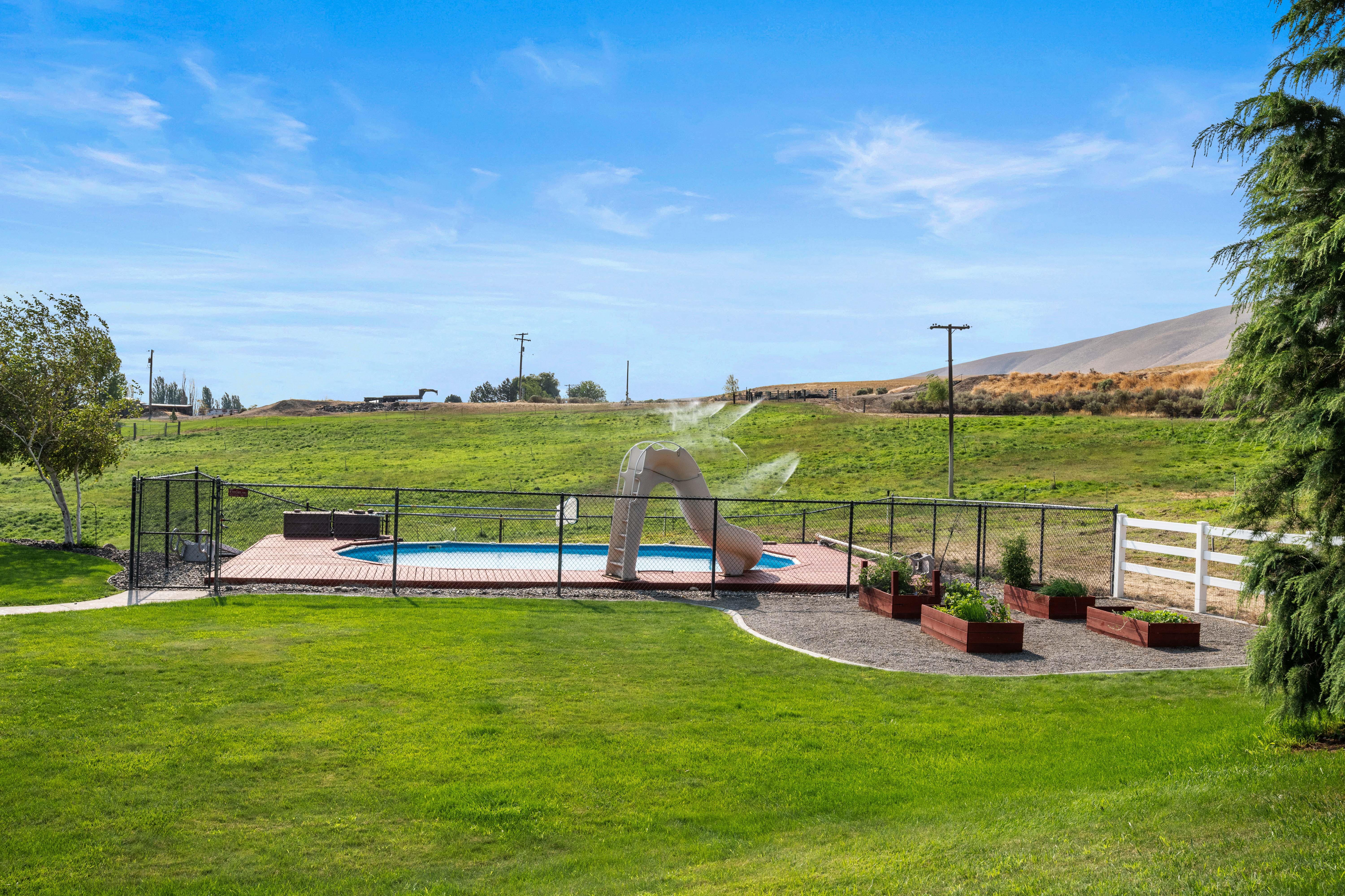 5.4 Acres, Barn, Shop, Pool and Views - 物件實景