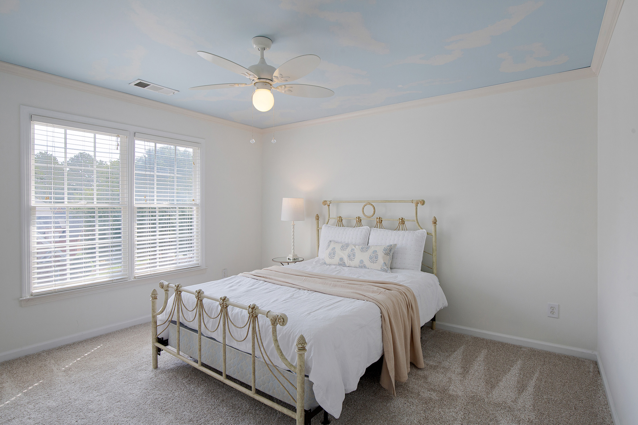  Welcome Home to this Beautifully Appointed White Brick Home - 物件實景