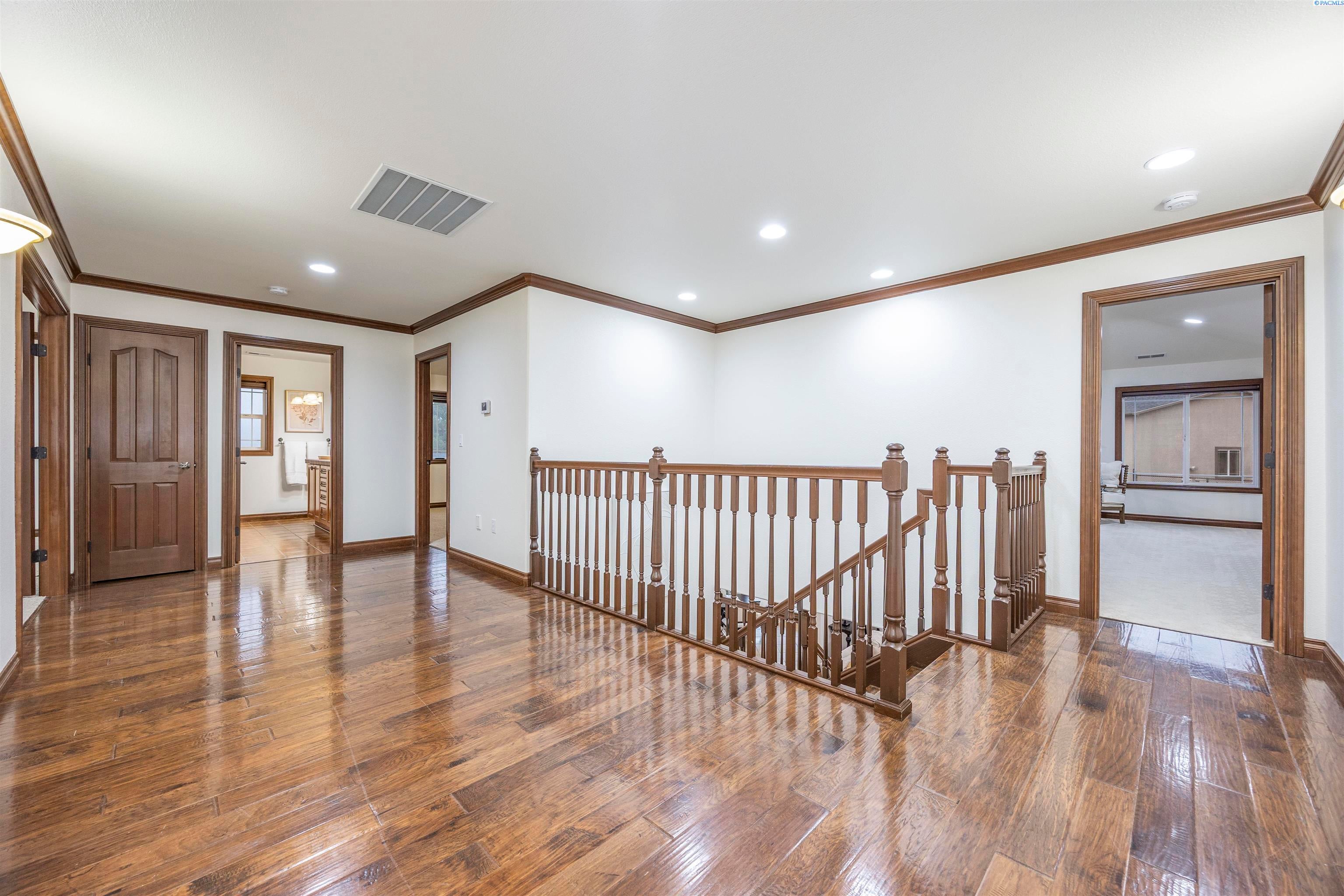 Pasco, Washington, 99301, United States, 5 Bedrooms Bedrooms, ,4 BathroomsBathrooms,Residential,For Sale,1988519