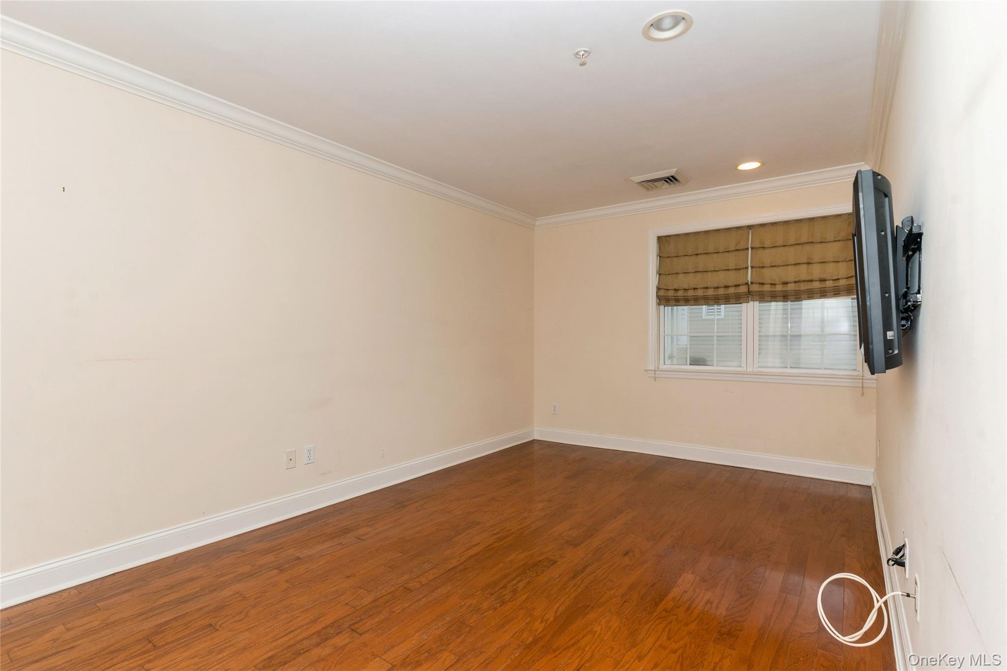 Valley Stream, New York, 11580, United States, 2 Bedrooms Bedrooms, ,2 BathroomsBathrooms,Residential,For Sale,1925470