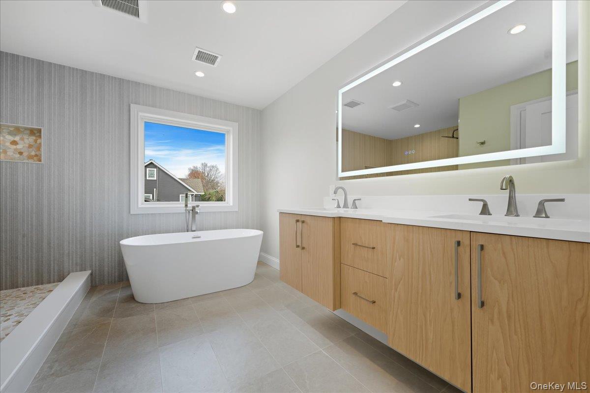 Westbury, New York, 11590, United States, 5 Bedrooms Bedrooms, ,5 BathroomsBathrooms,Residential,For Sale,1991038