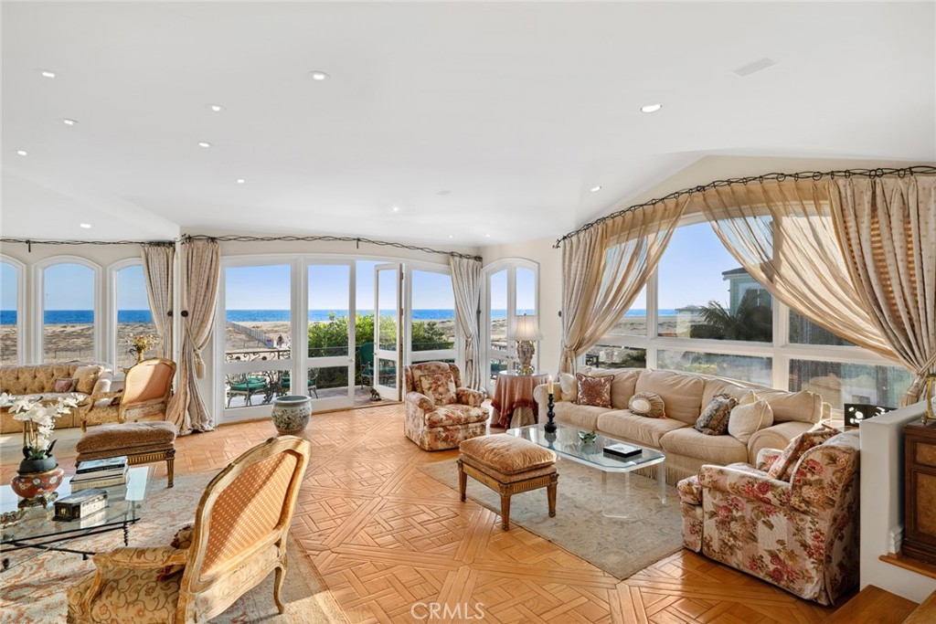 Newport Beach, California, 92661, United States, 4 Bedrooms Bedrooms, ,5 BathroomsBathrooms,Residential,For Sale,1875430
