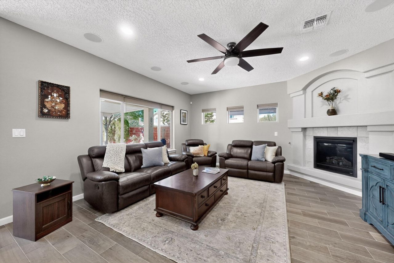 Rio Rancho, New Mexico, 87124, United States, 5 Bedrooms Bedrooms, ,3 BathroomsBathrooms,Residential,For Sale,1991836