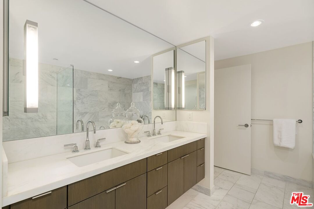 Santa Monica, California, 90401, United States, 2 Bedrooms Bedrooms, ,2 BathroomsBathrooms,Residential,For Sale,2001911