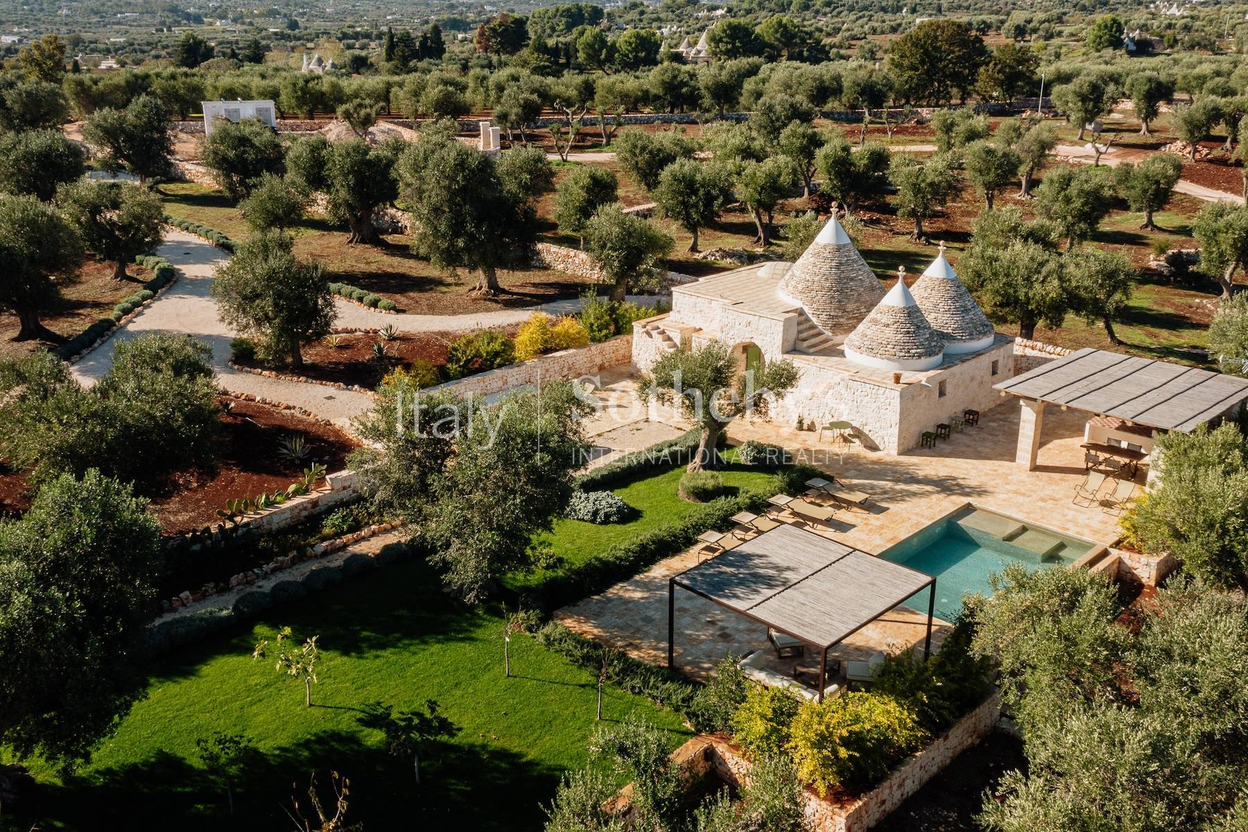  Exclusive estate among the olive trees in the Valle d
