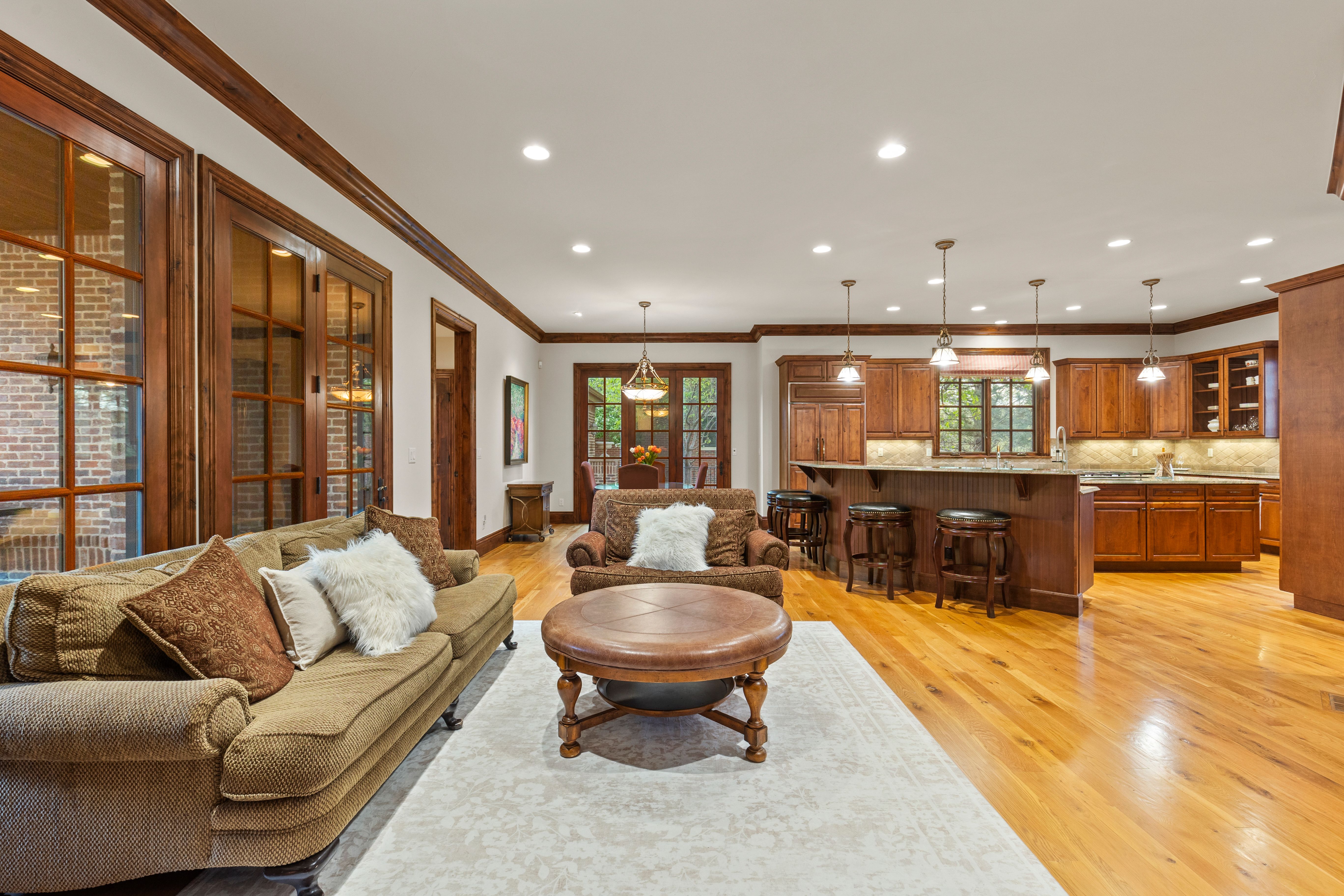  LUXURY LIVING IN LOWRY TIMELESS ENGLISH TUDOR EXPANSIVE LOT ON 6TH AVENUE PKWY - 物件實景